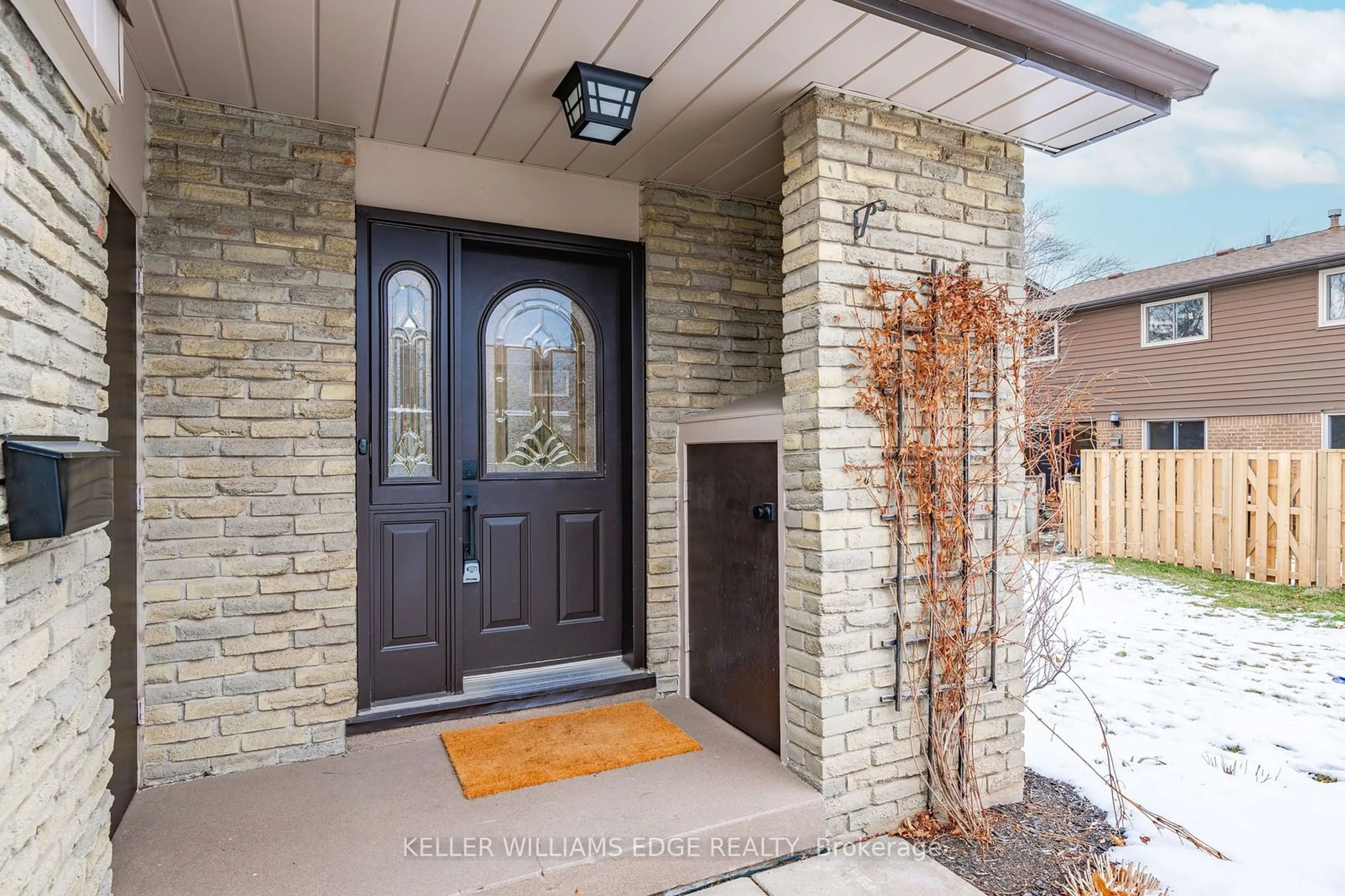 Indoor entryway for 616 Pinedale Ave #46, Burlington Ontario L7L 3W4