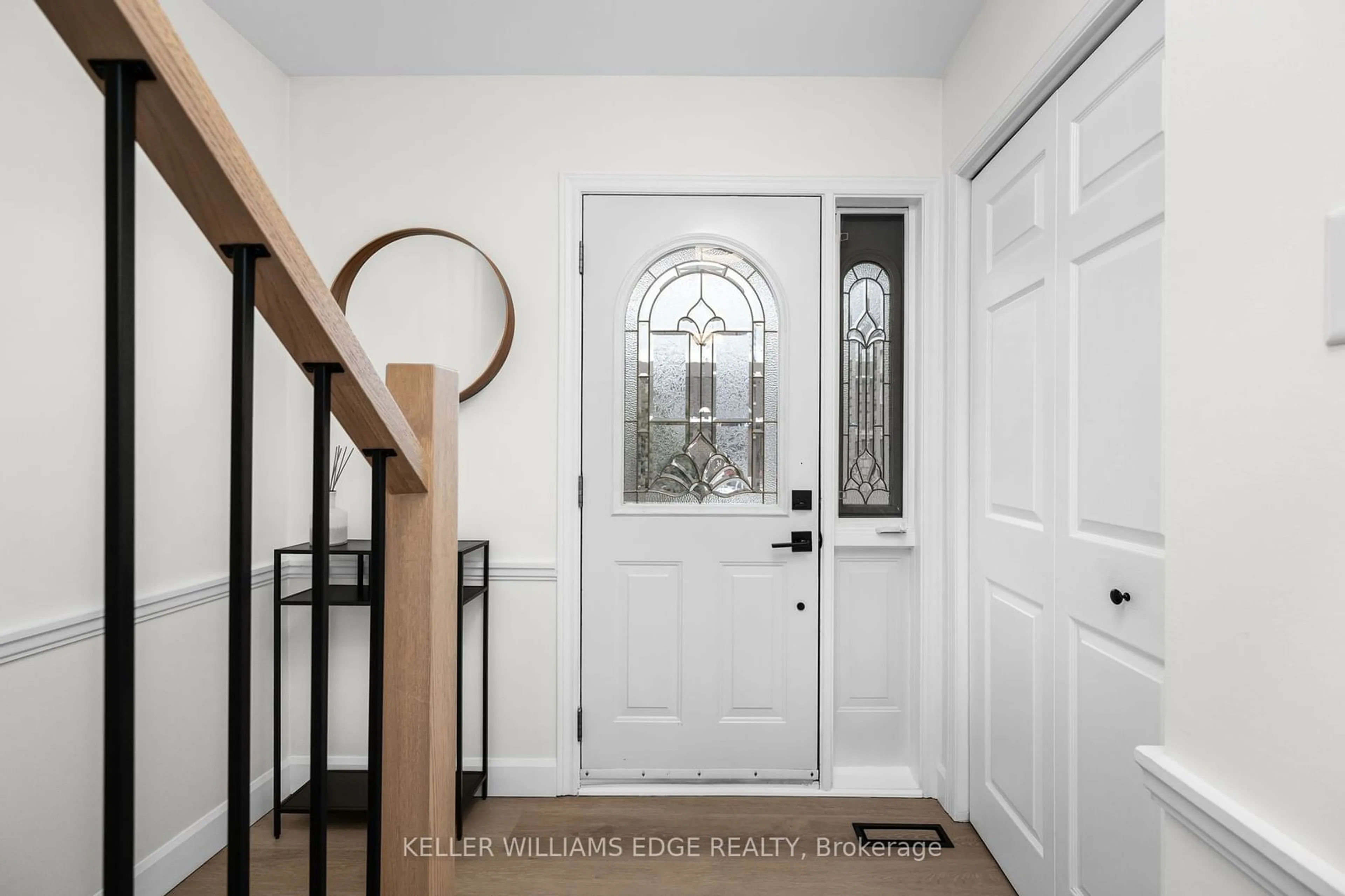 Indoor entryway for 616 Pinedale Ave #46, Burlington Ontario L7L 3W4