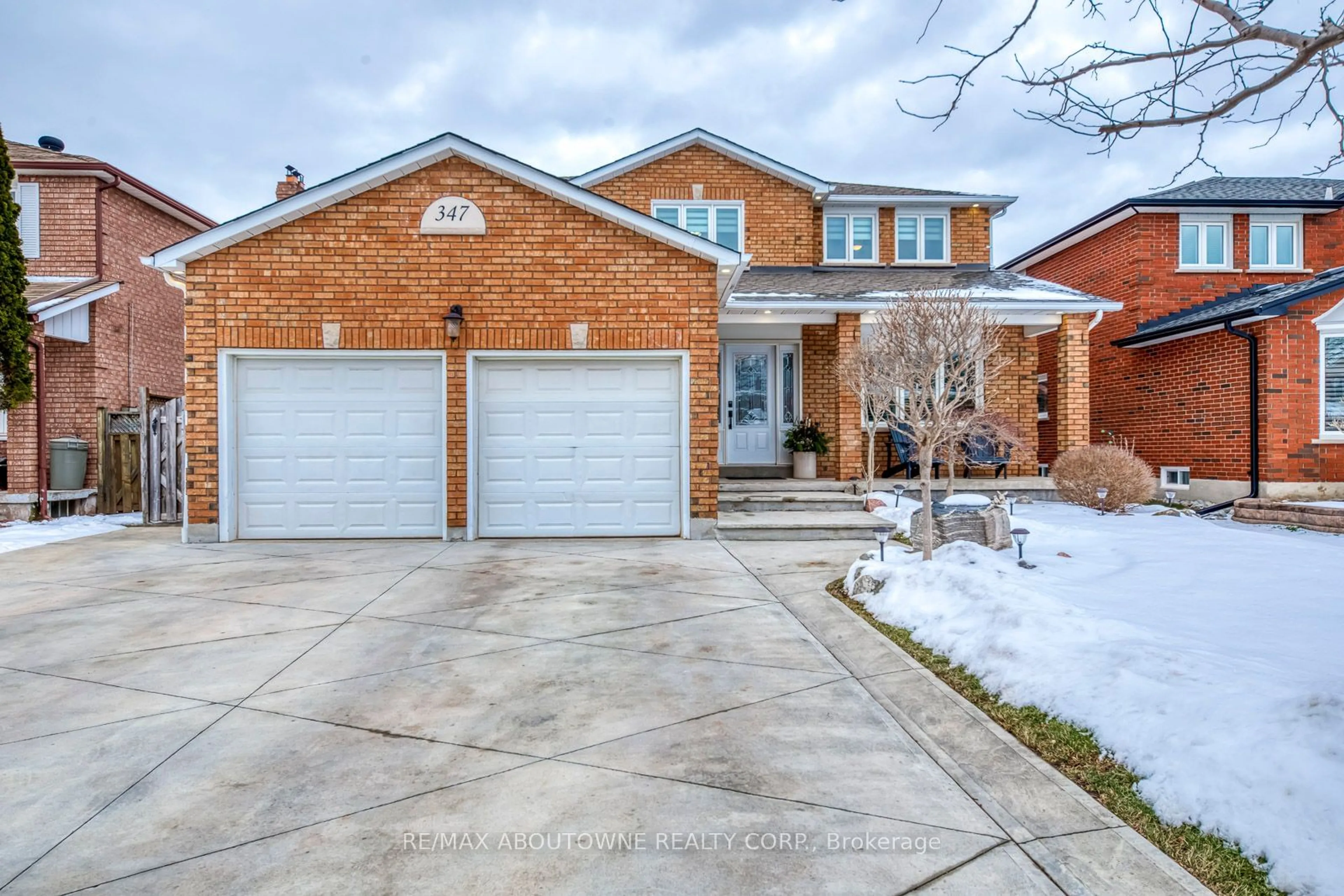 Home with brick exterior material, street for 347 Briarhall Gate, Oakville Ontario L6H 4P4