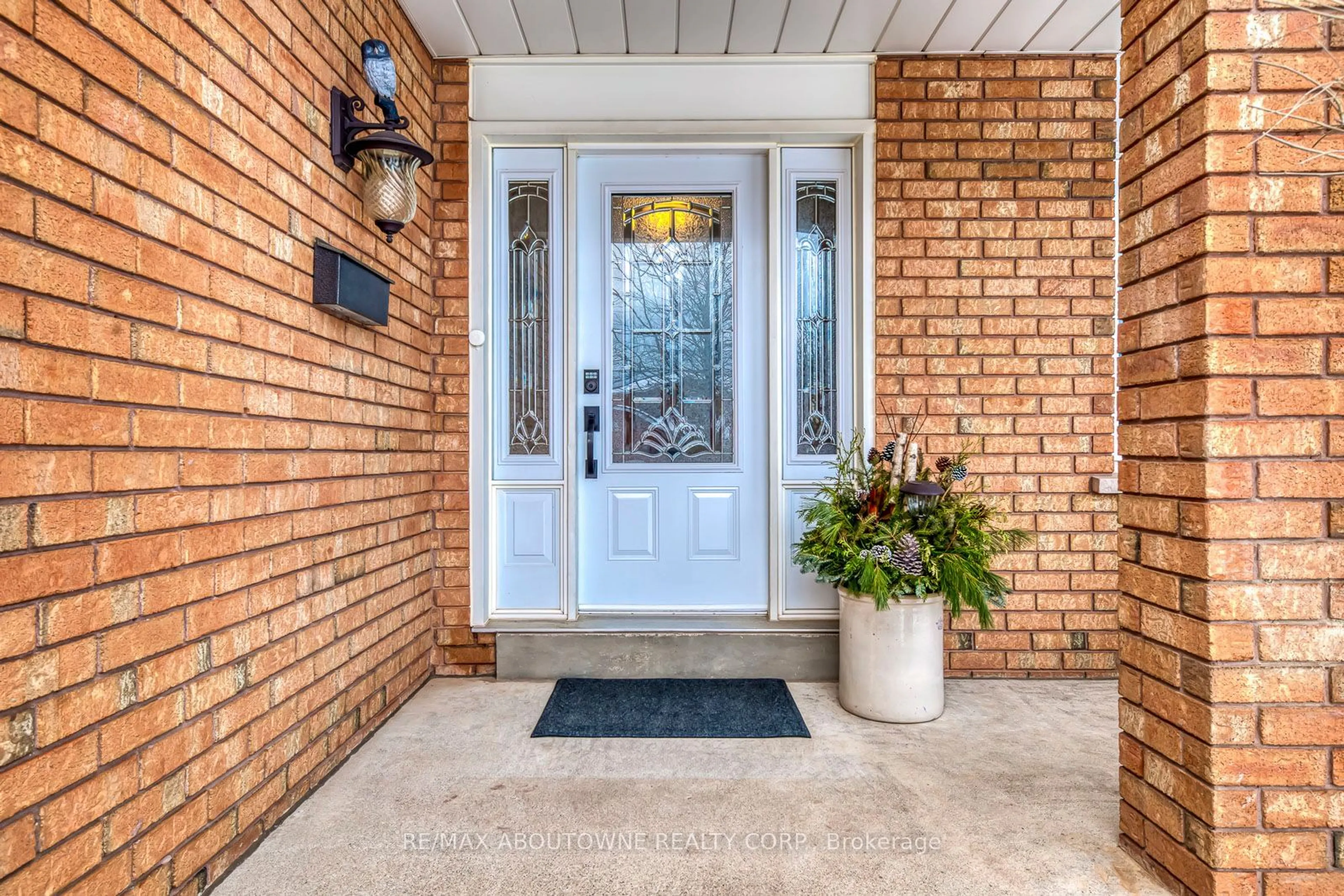 Indoor entryway for 347 Briarhall Gate, Oakville Ontario L6H 4P4