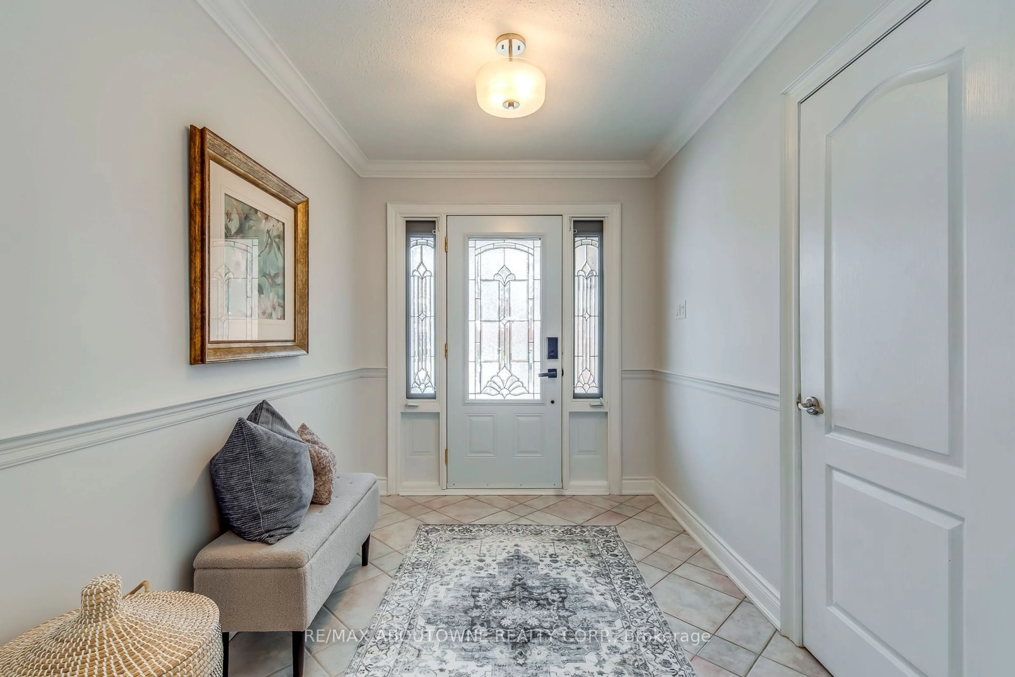 Indoor entryway for 347 Briarhall Gate, Oakville Ontario L6H 4P4