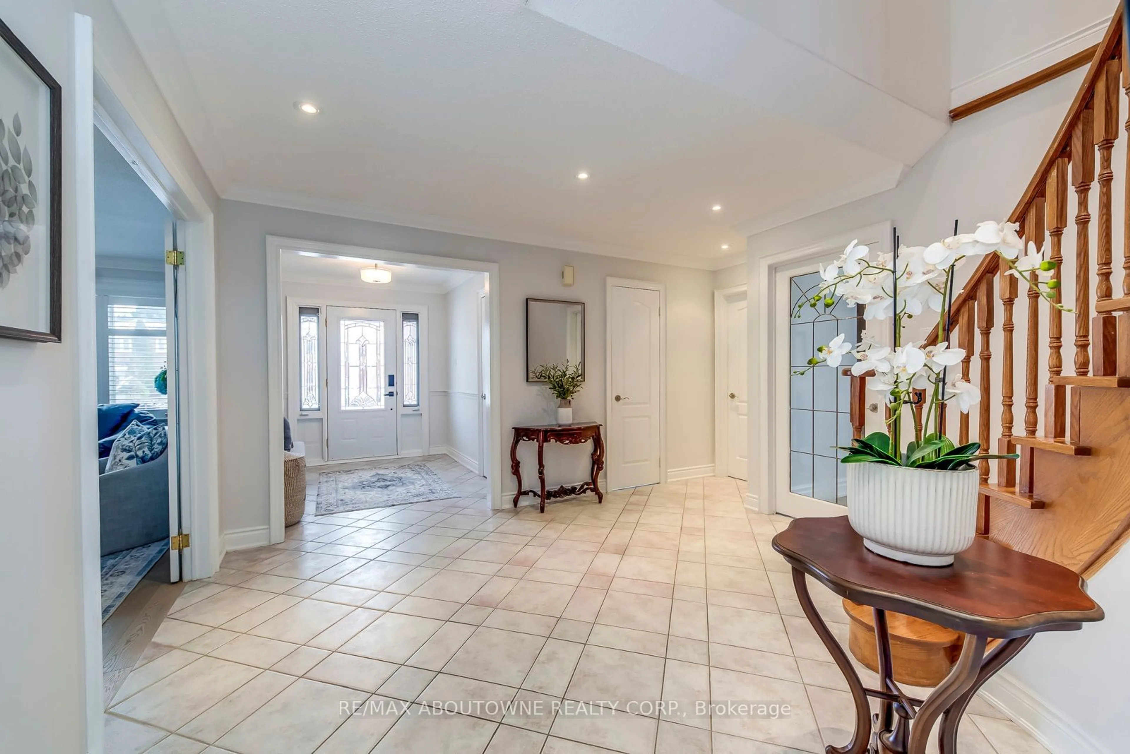 Indoor foyer for 347 Briarhall Gate, Oakville Ontario L6H 4P4