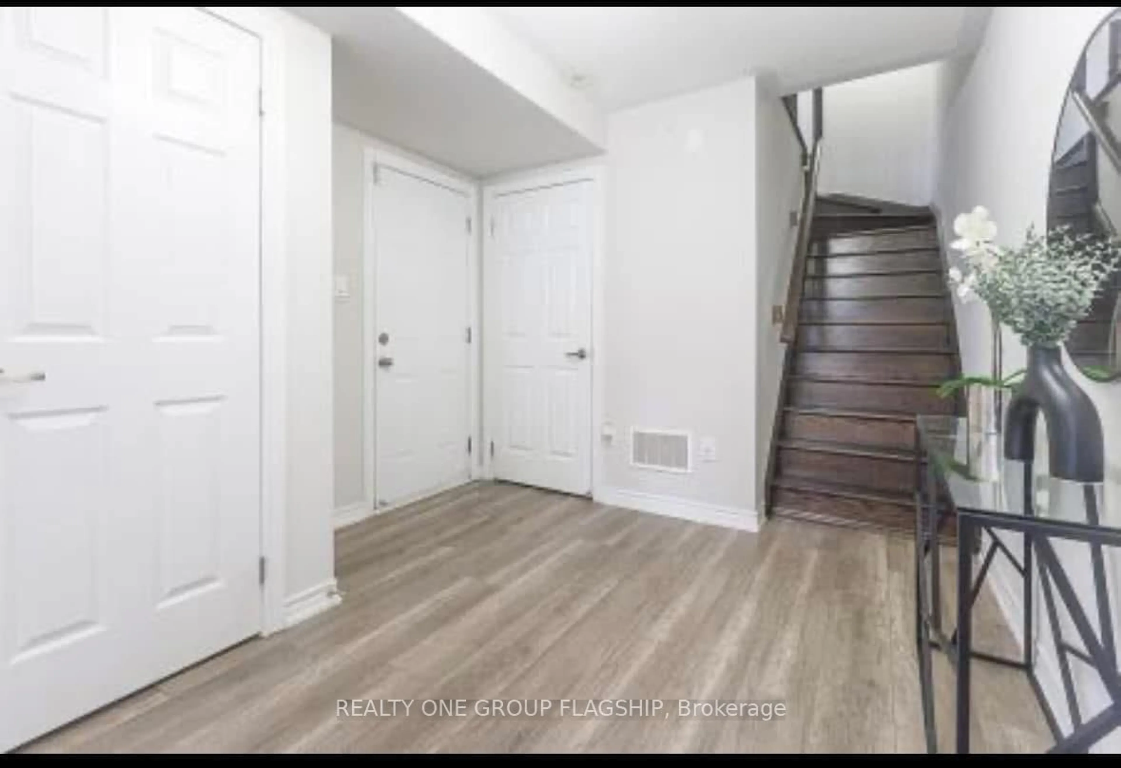 Indoor entryway for 2435 Greenwich Dr #22, Oakville Ontario L6M 0S4