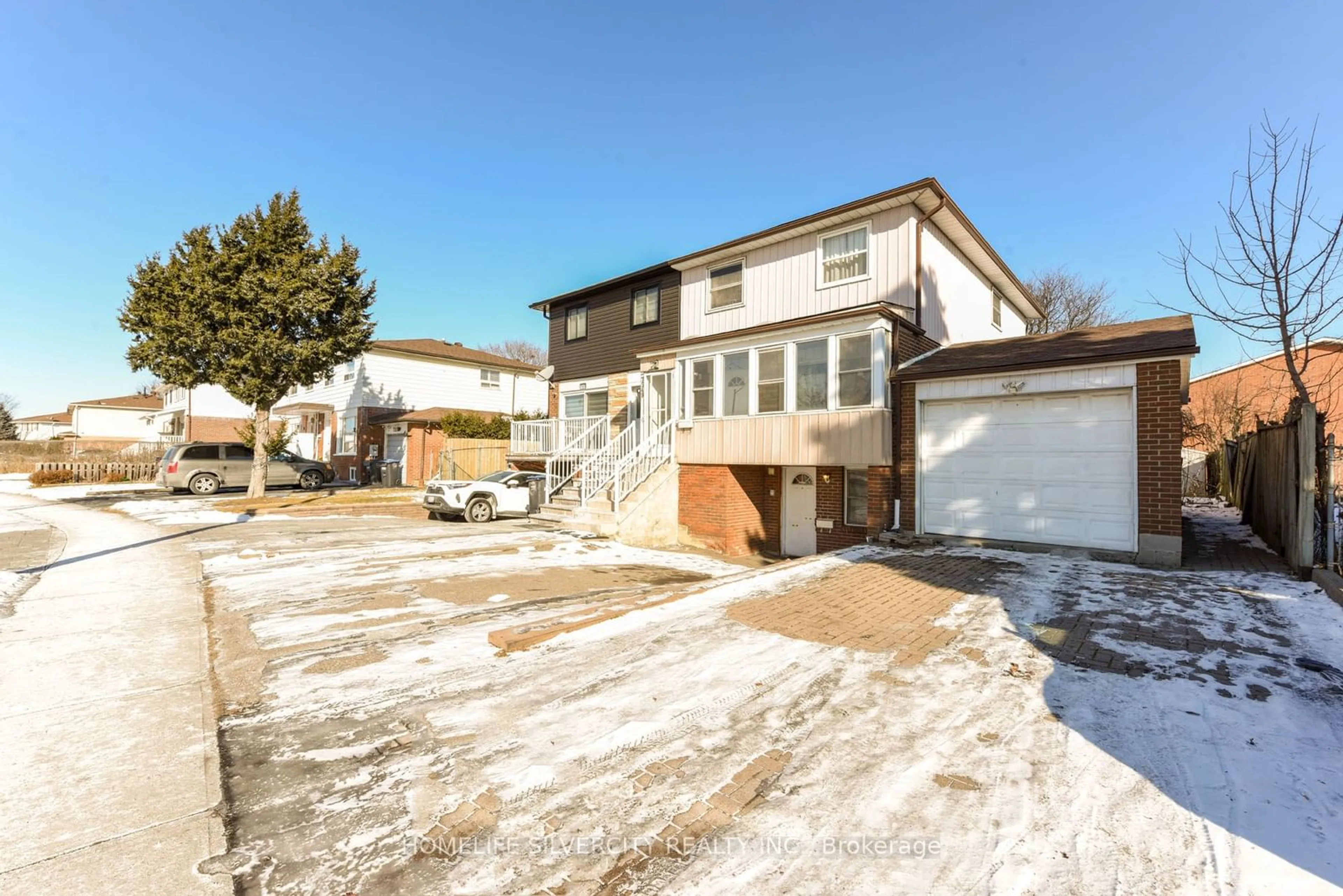 A pic from outside/outdoor area/front of a property/back of a property/a pic from drone, street for 7549 Catalpa Rd, Mississauga Ontario L4T 2T2