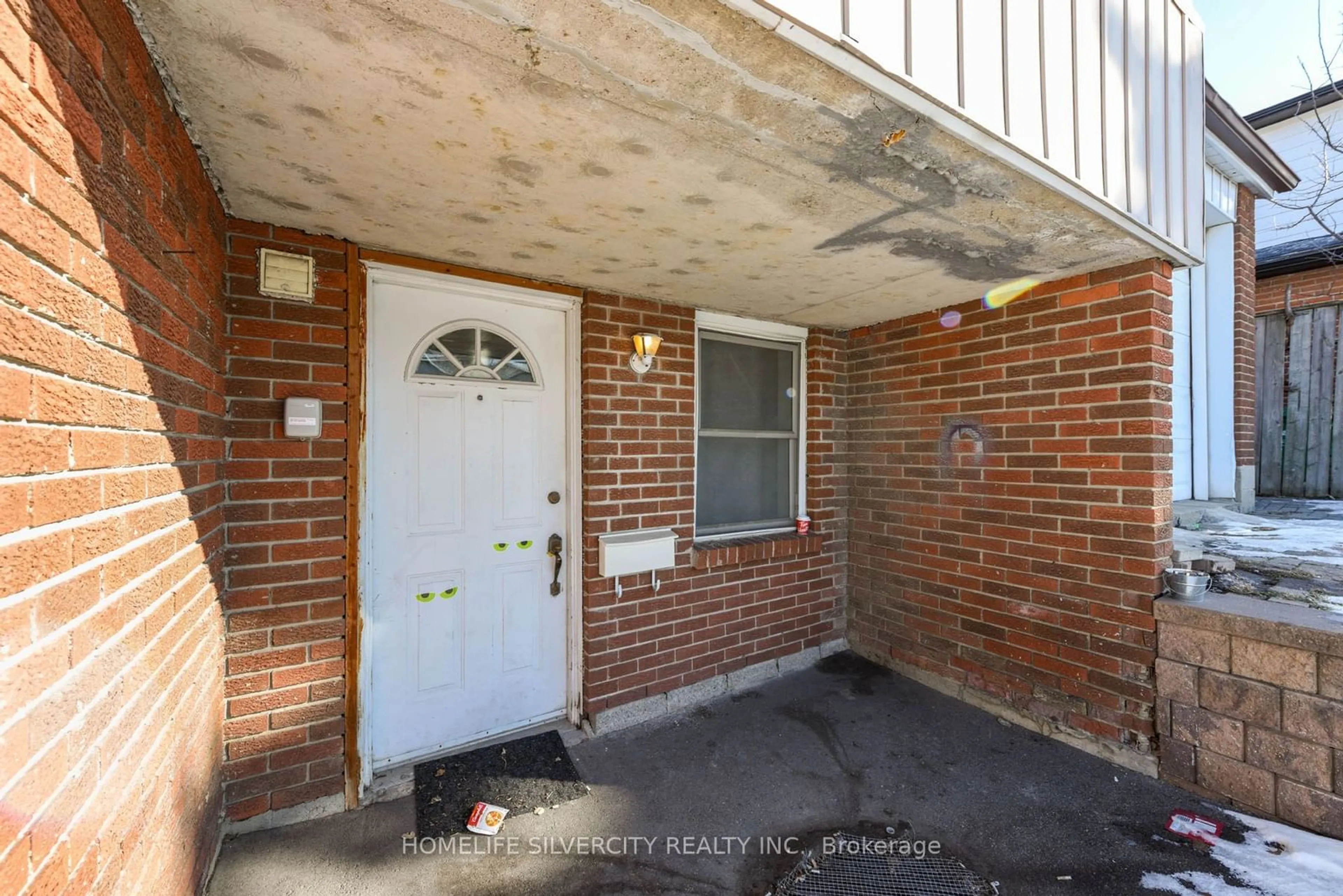 Indoor entryway for 7549 Catalpa Rd, Mississauga Ontario L4T 2T2