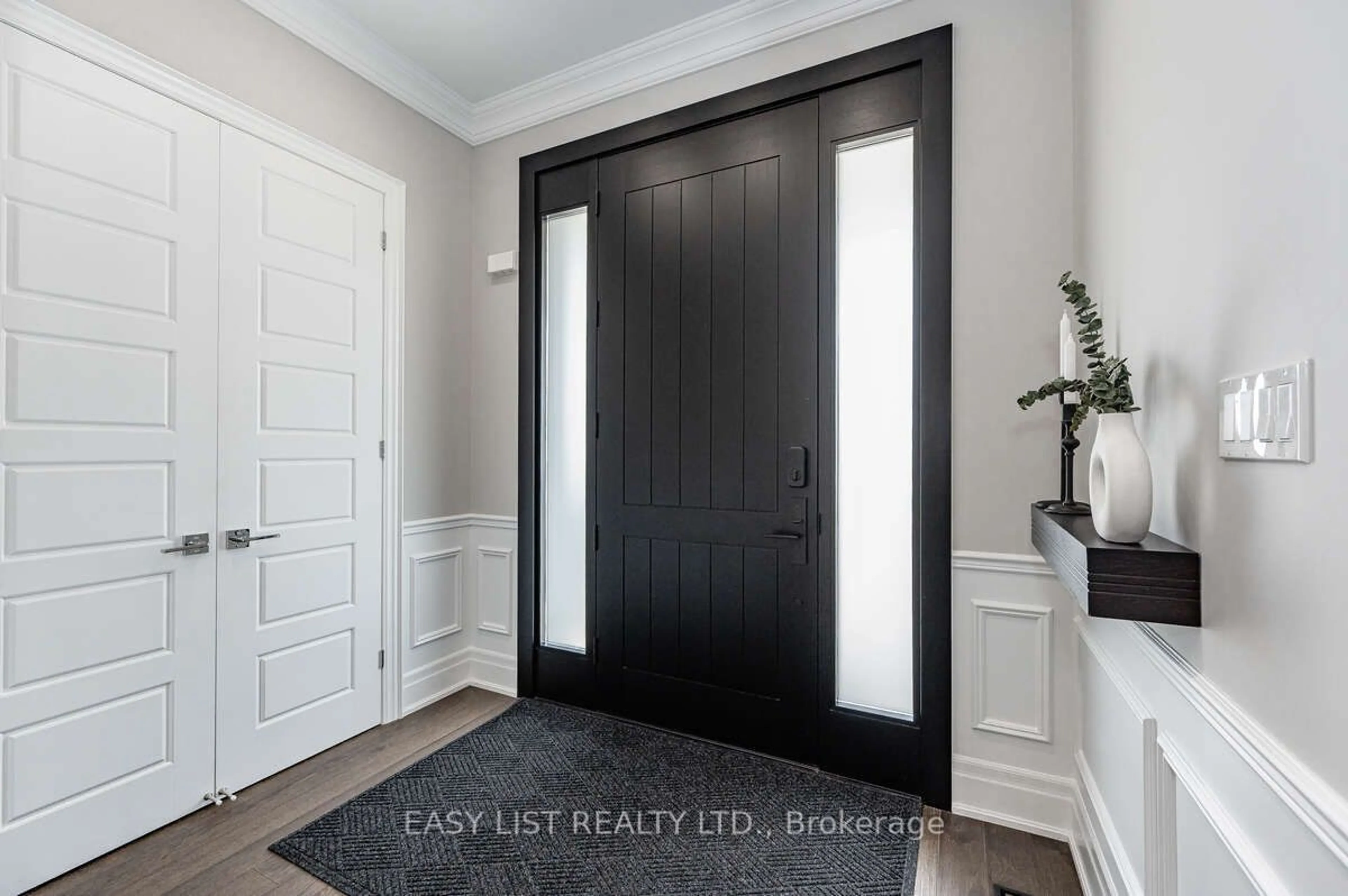 Indoor entryway for 1437 Everest Cres, Oakville Ontario L6H 3S4