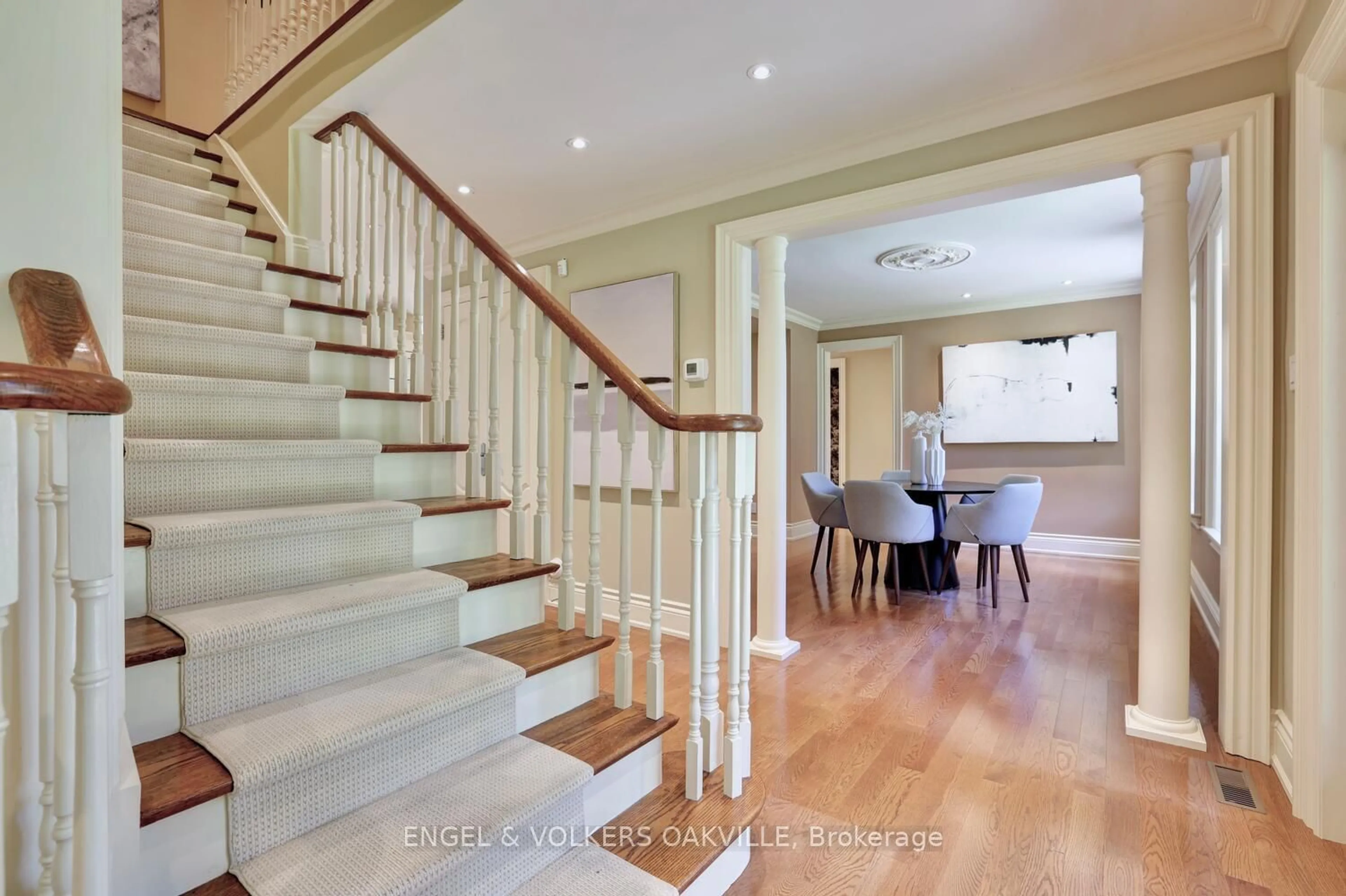 Stairs for 1735 Blythe Rd, Mississauga Ontario L5H 2C3