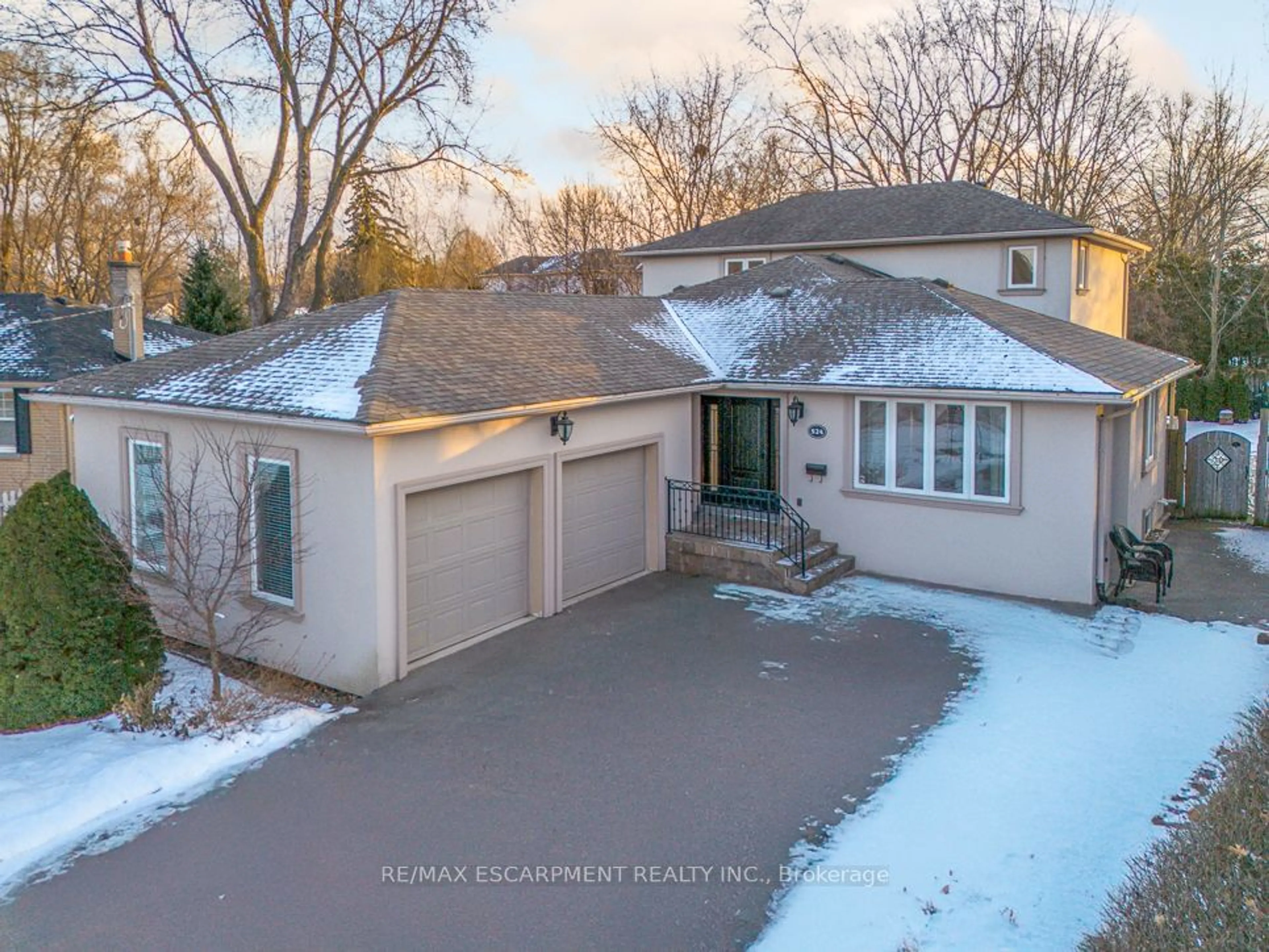 A pic from outside/outdoor area/front of a property/back of a property/a pic from drone, street for 524 Wellington Cres, Oakville Ontario L6L 4X5