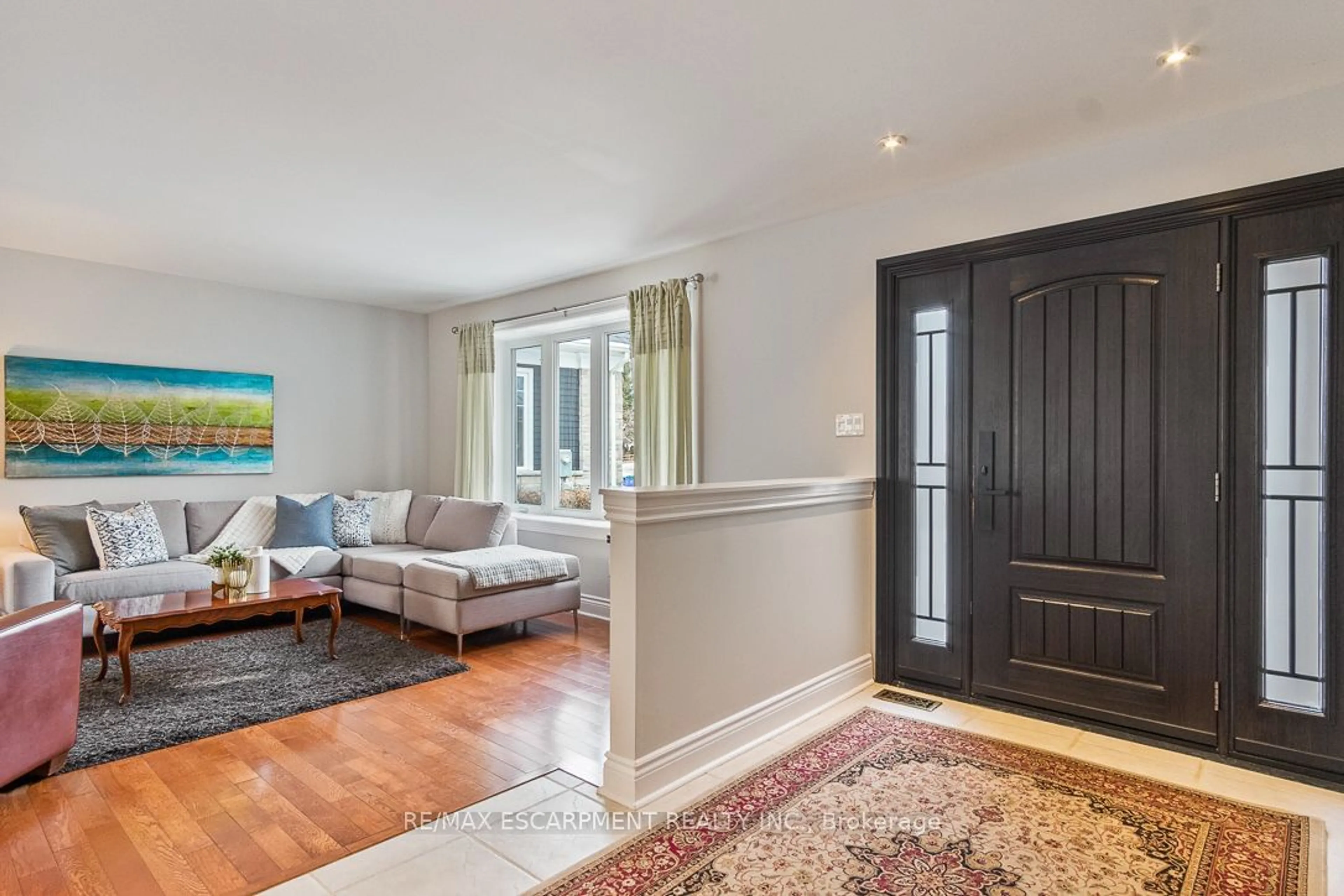 Indoor entryway for 524 Wellington Cres, Oakville Ontario L6L 4X5