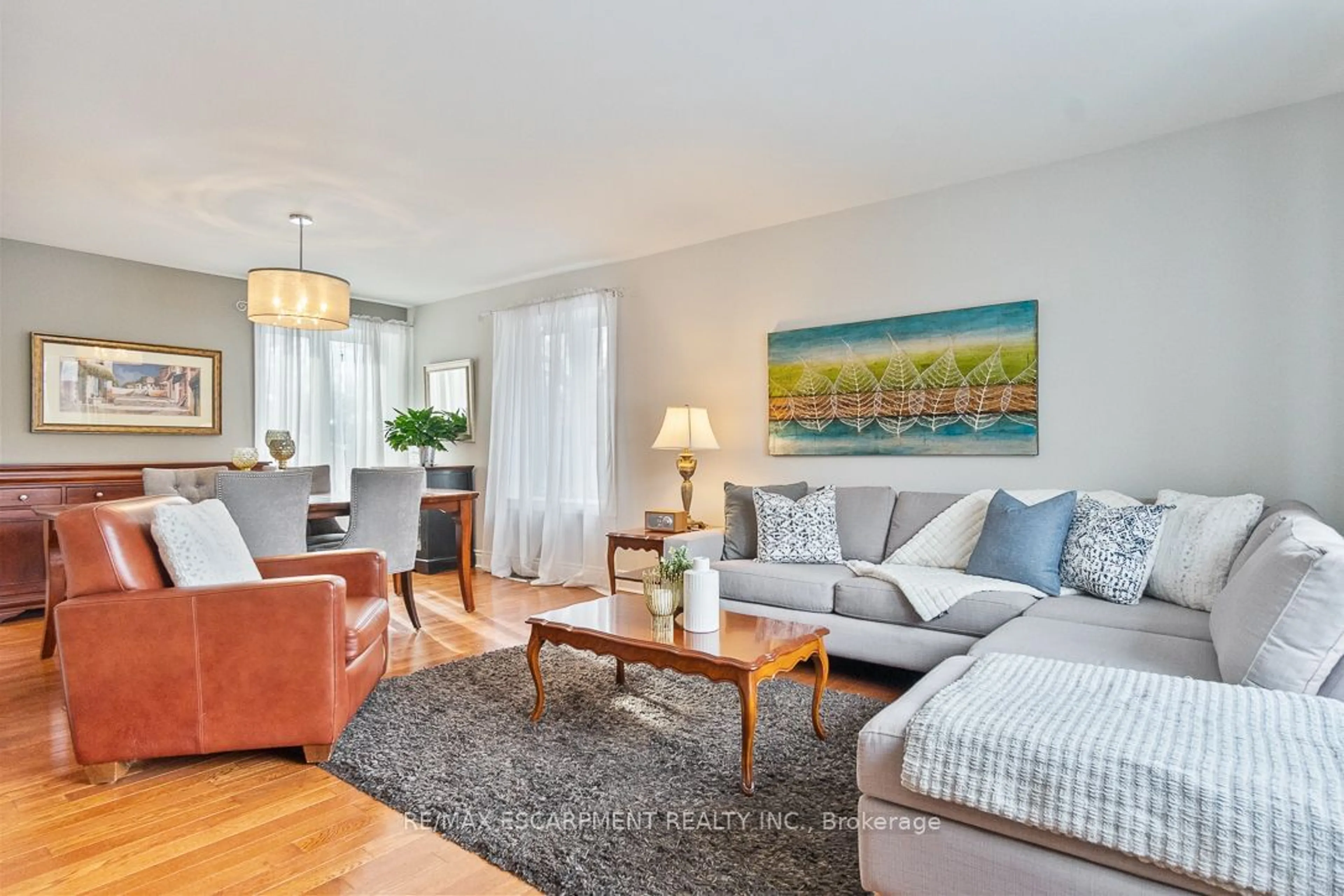 Living room with furniture, wood/laminate floor for 524 Wellington Cres, Oakville Ontario L6L 4X5