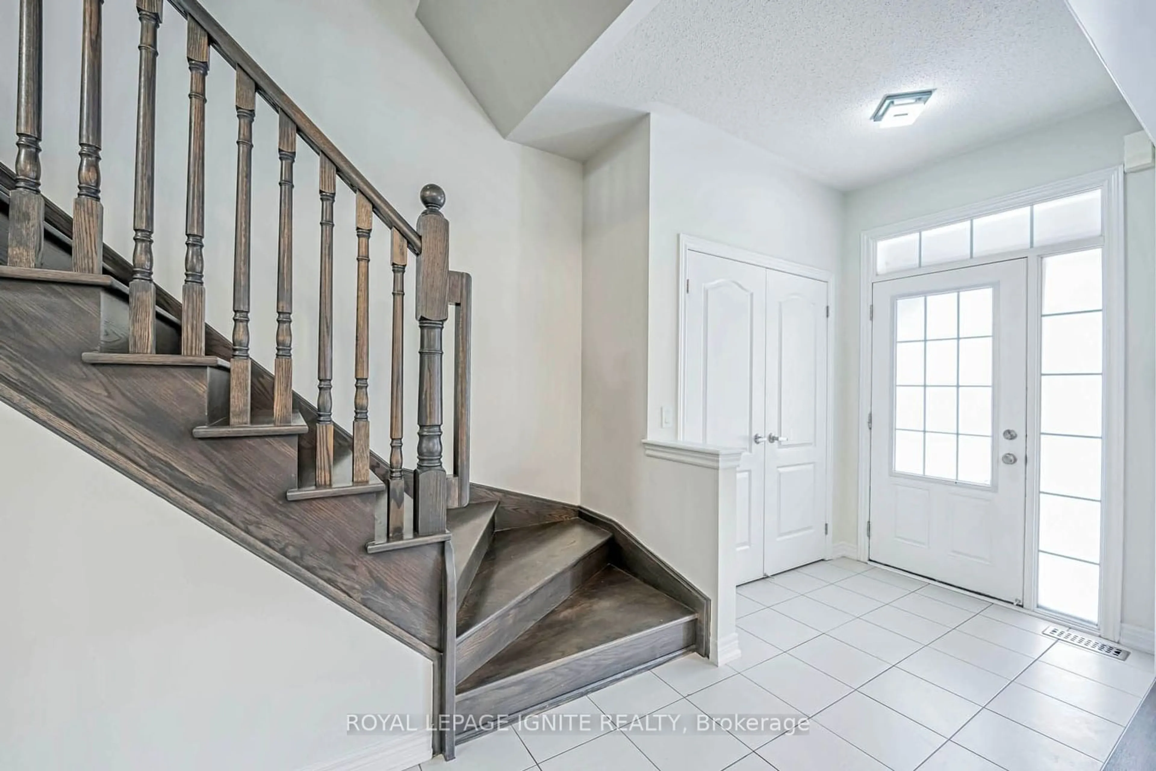 Indoor entryway for 29 Thornapple St, Brampton Ontario L6R 3X2