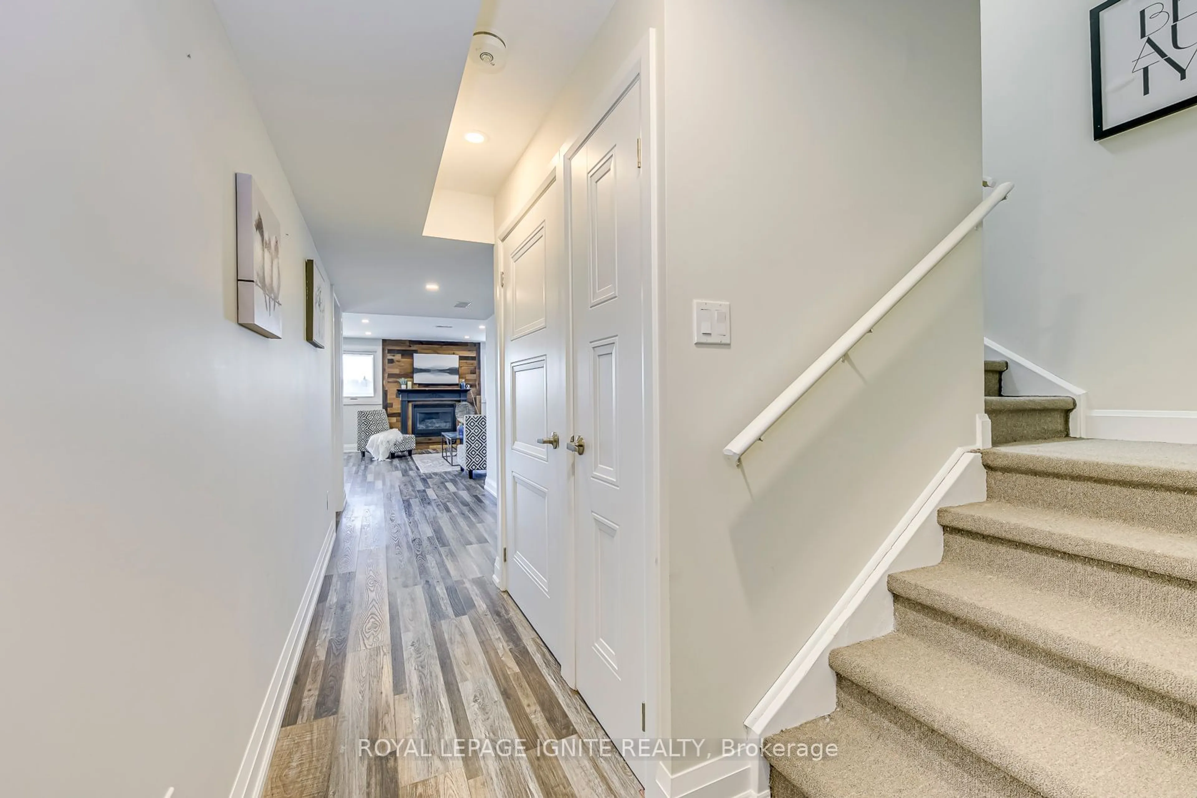 Indoor entryway for 3460 Vernon Powell Dr, Oakville Ontario L6H 0Y1