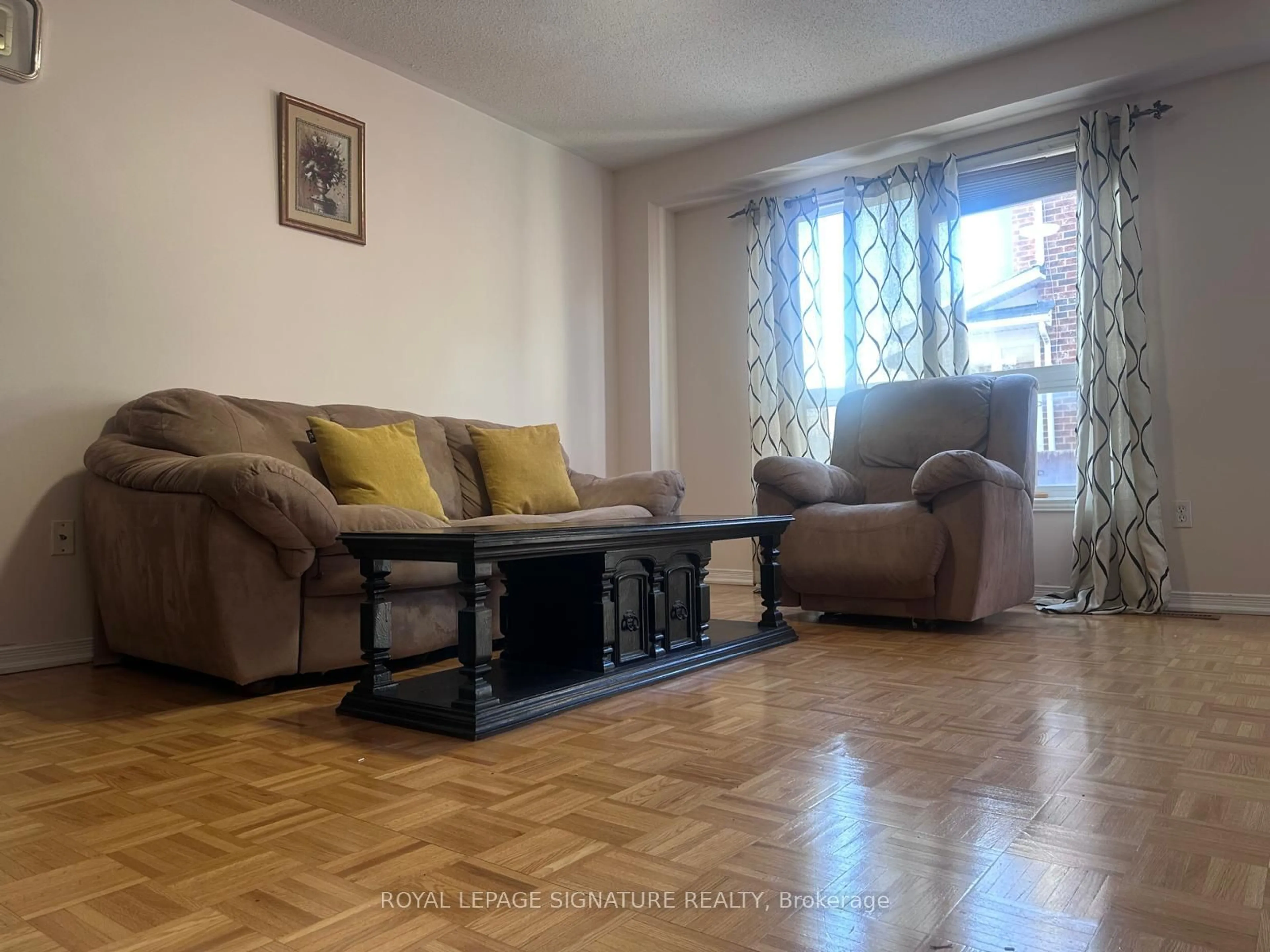 Living room with furniture, unknown for 28 Pompano Pl, Brampton Ontario L6P 1N5