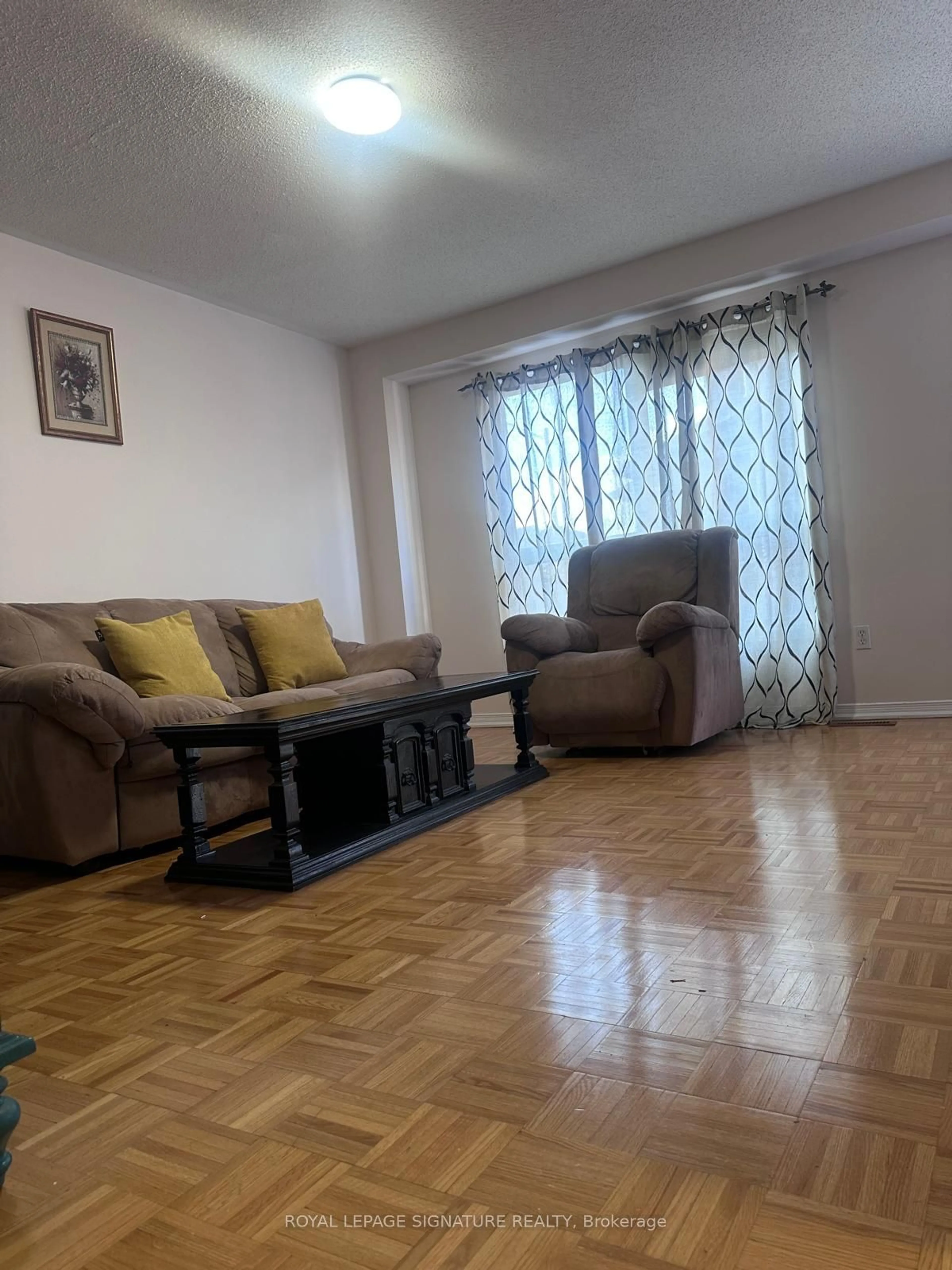 Living room with furniture, unknown for 28 Pompano Pl, Brampton Ontario L6P 1N5