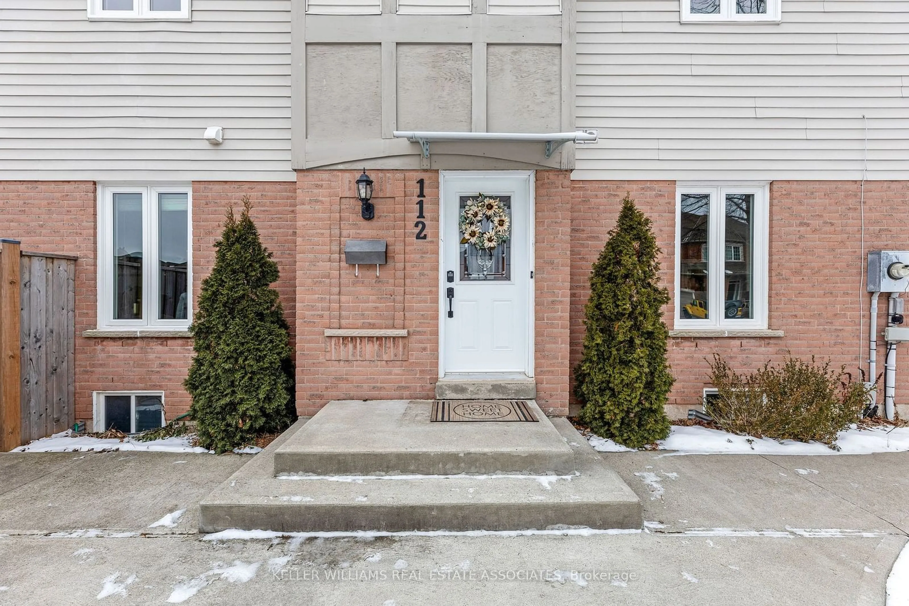 Indoor entryway for 112 Genesee Dr, Oakville Ontario L6H 5Z3