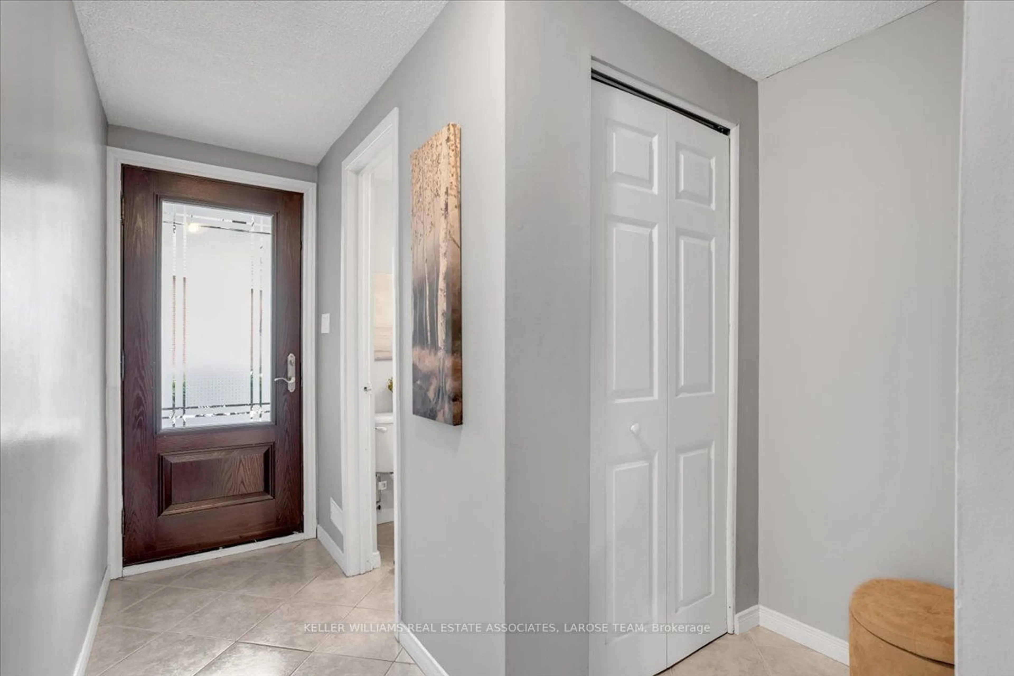 Indoor entryway for 3175 Kirwin Ave #76, Mississauga Ontario L5A 3M4