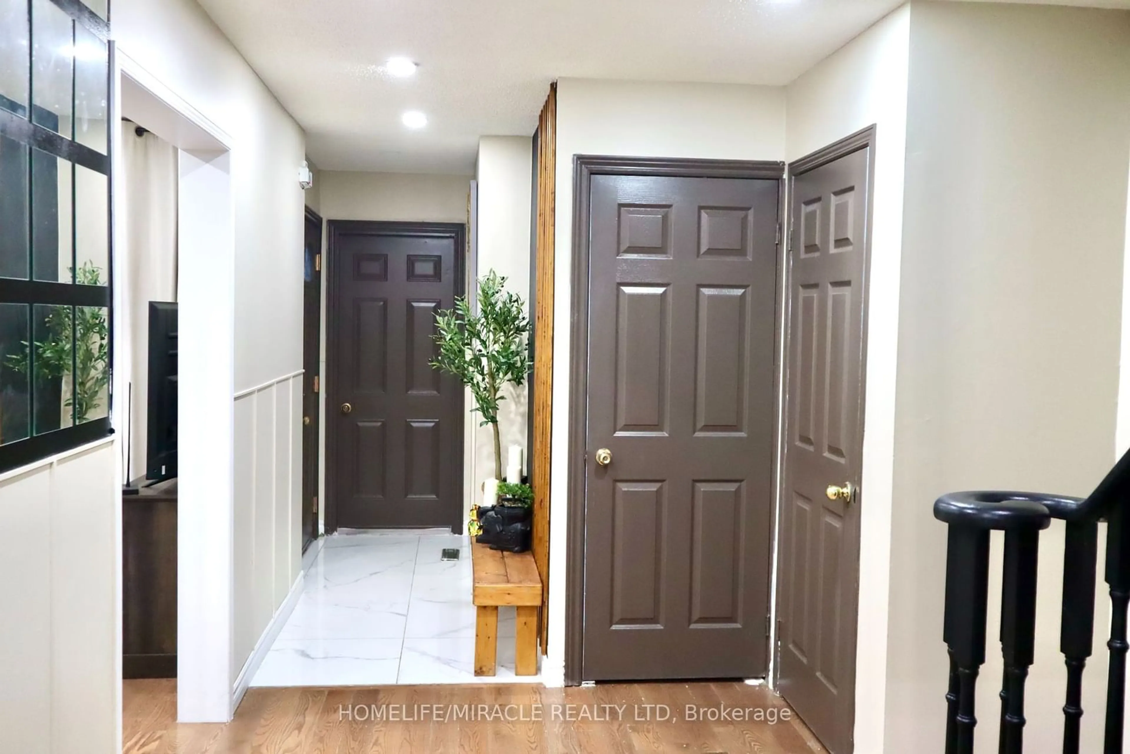 Indoor entryway for 22 Cranberry Cres, Brampton Ontario L6Y 4P7