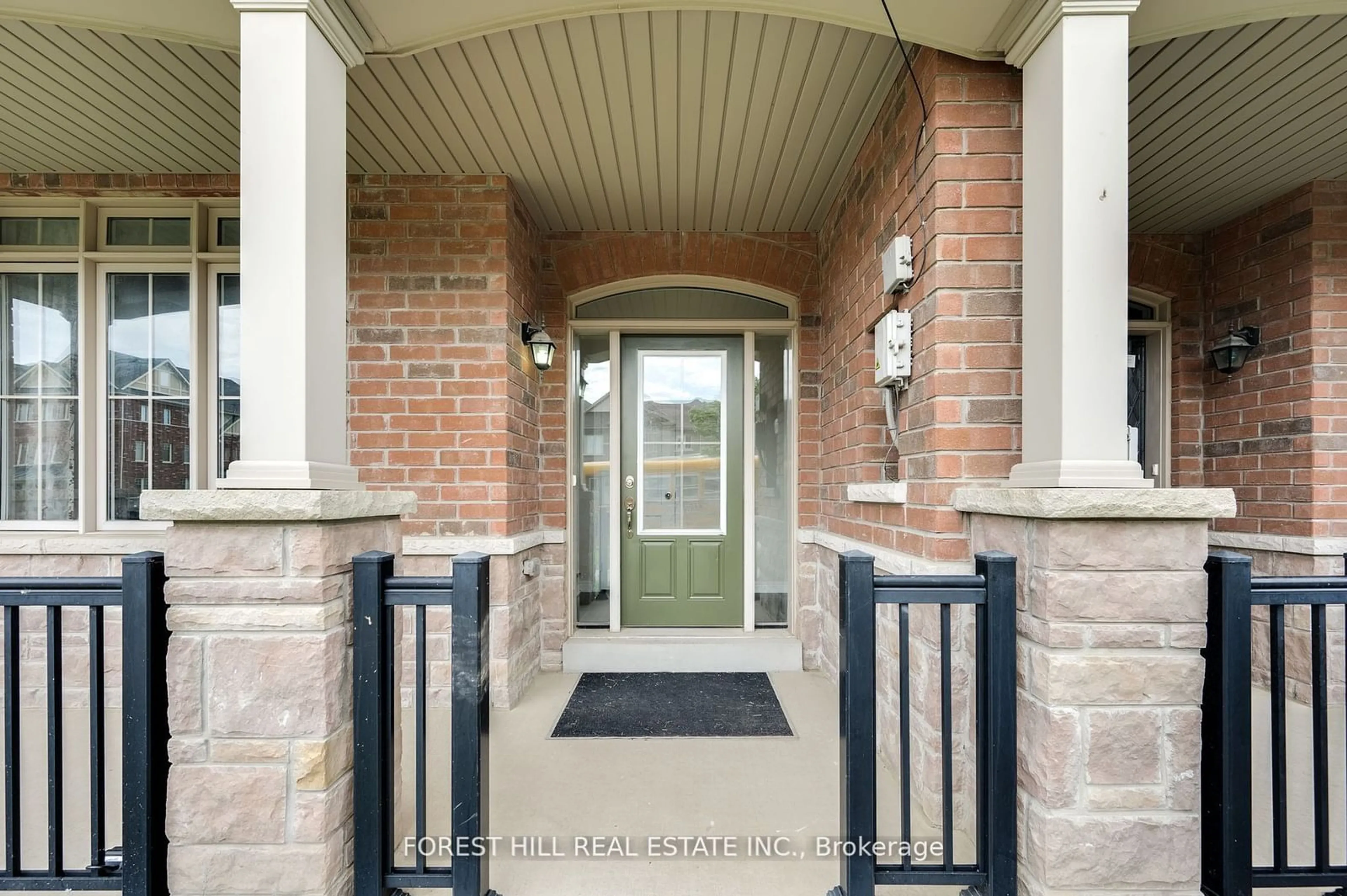 Indoor entryway for 240 Inspire Blvd, Brampton Ontario L6R 3Z3