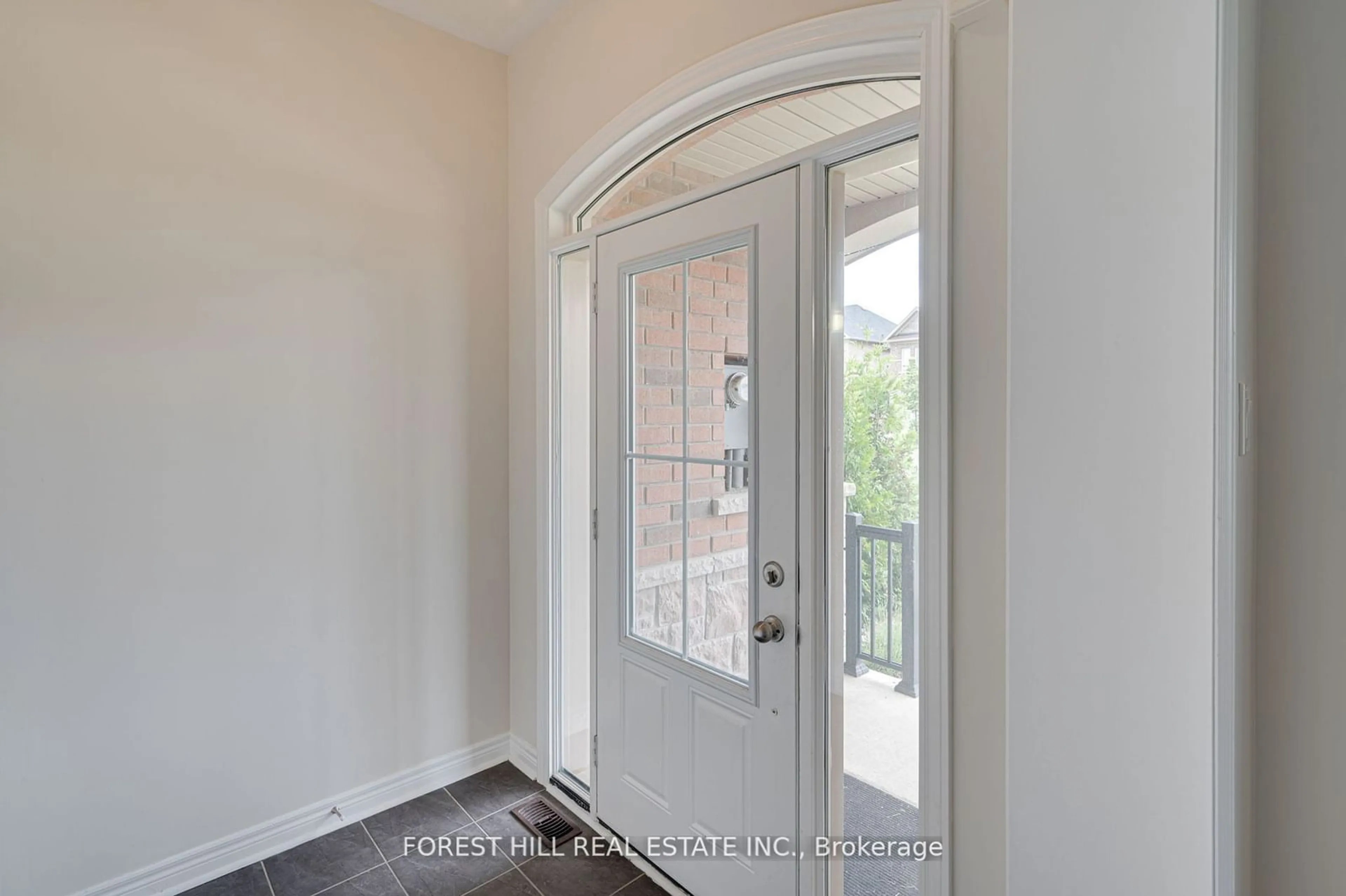 Indoor entryway for 240 Inspire Blvd, Brampton Ontario L6R 3Z3