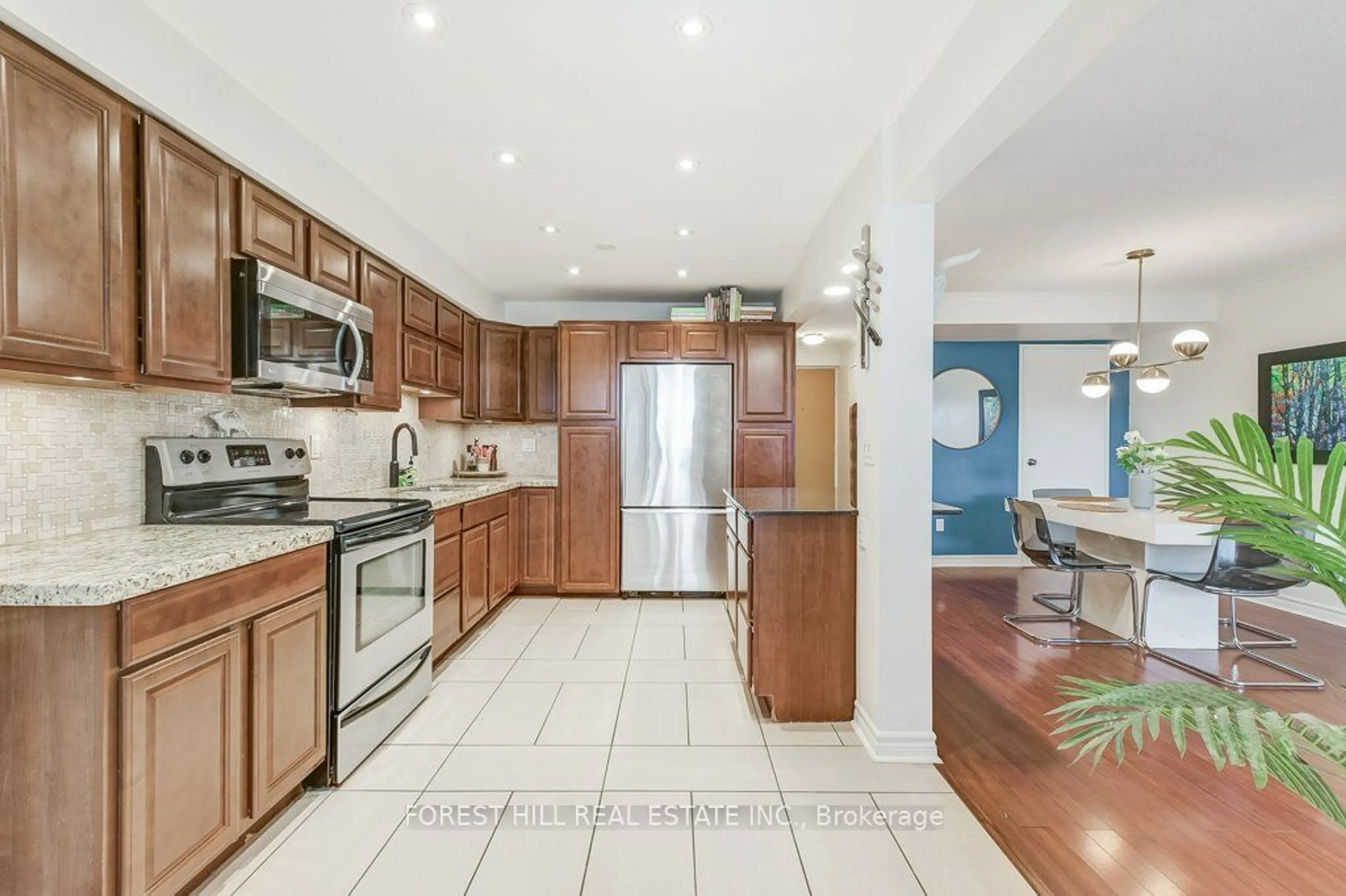 Open concept kitchen, ceramic/tile floor for 2170 Bromsgrove Rd #48, Mississauga Ontario L5J 4J2