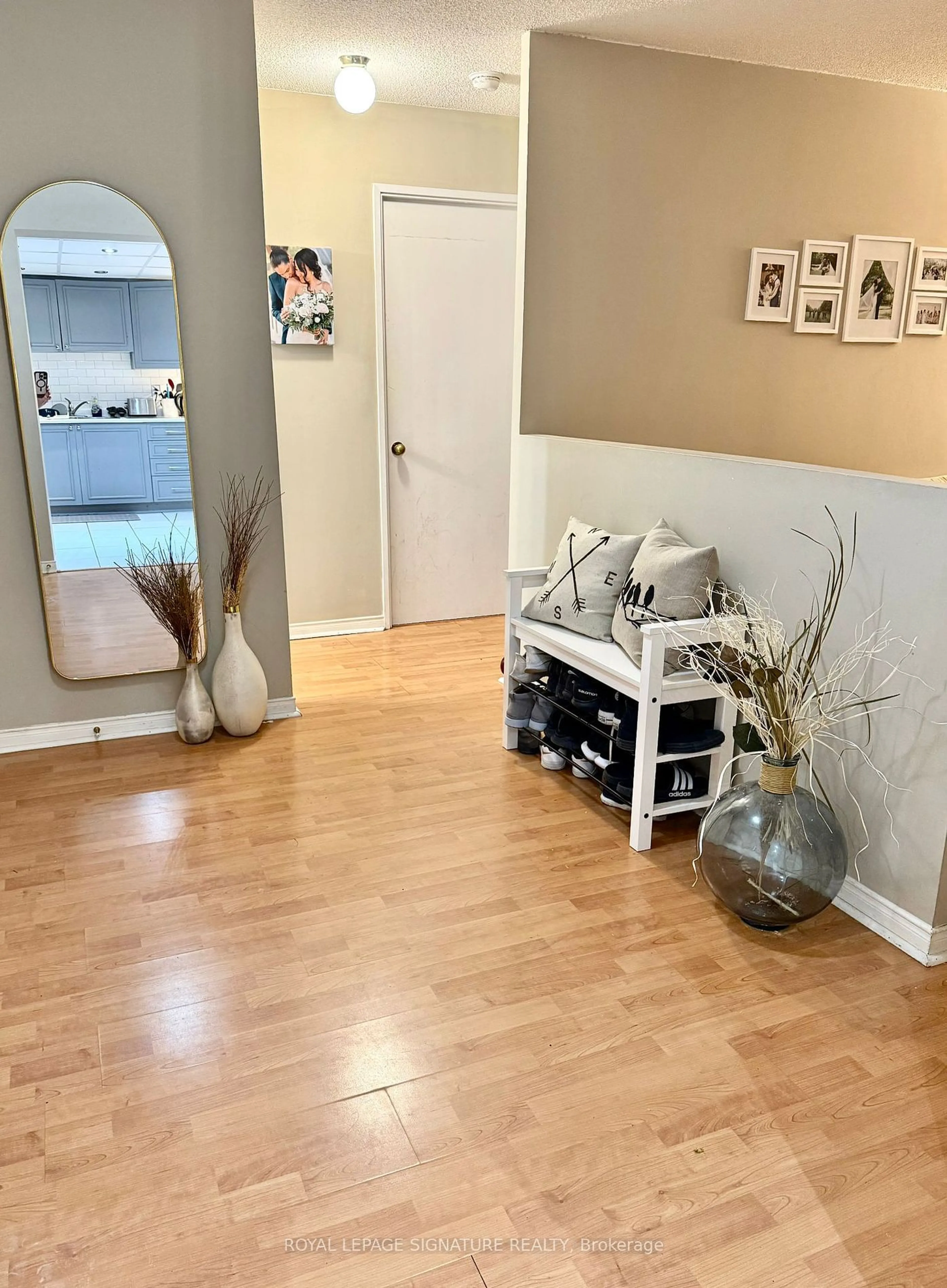 Indoor entryway for 155 Hillcrest Ave #2114, Mississauga Ontario L5B 3Z2