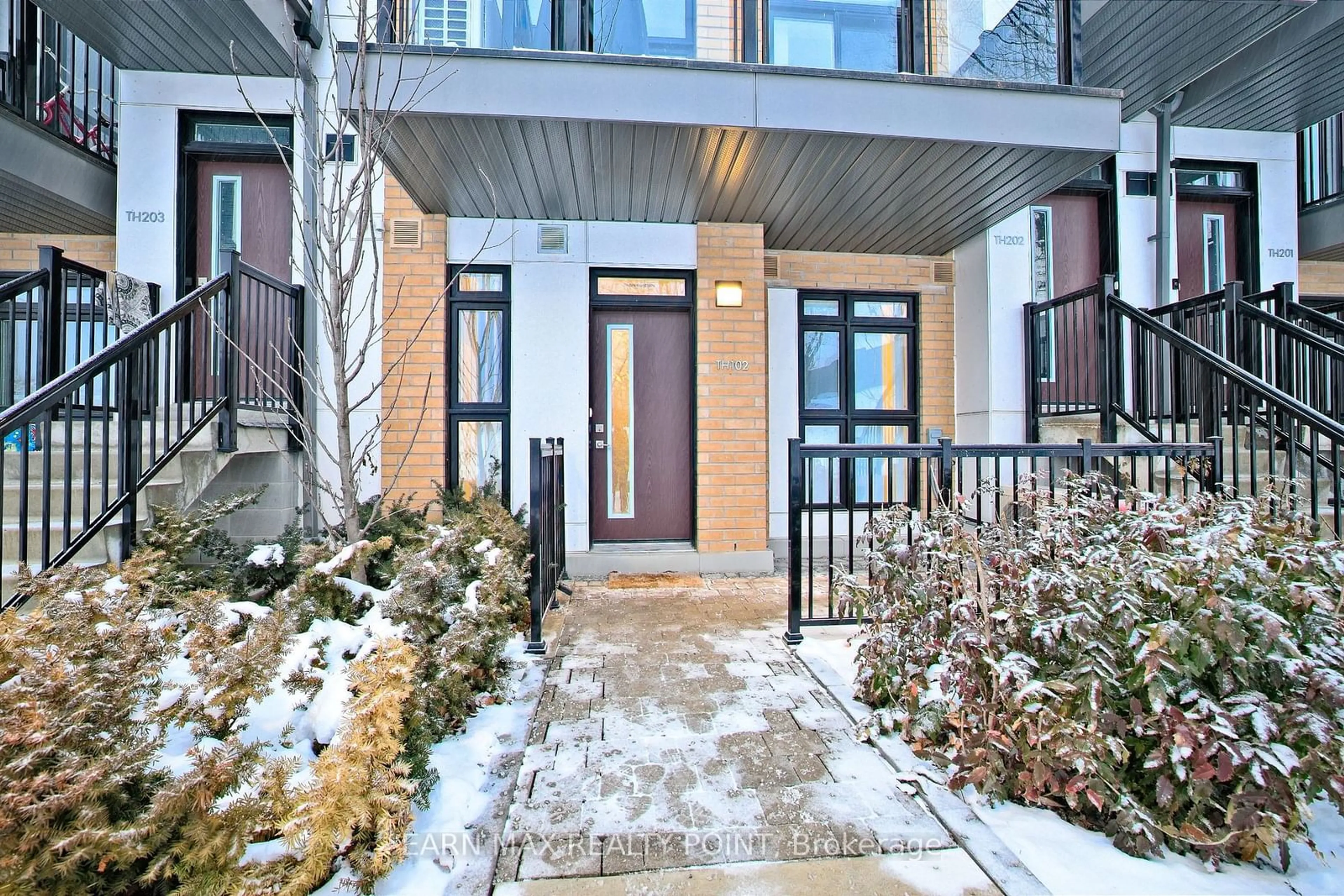 Indoor entryway for 90 Canon Jackson Dr #TH102, Toronto Ontario M6M 0C1