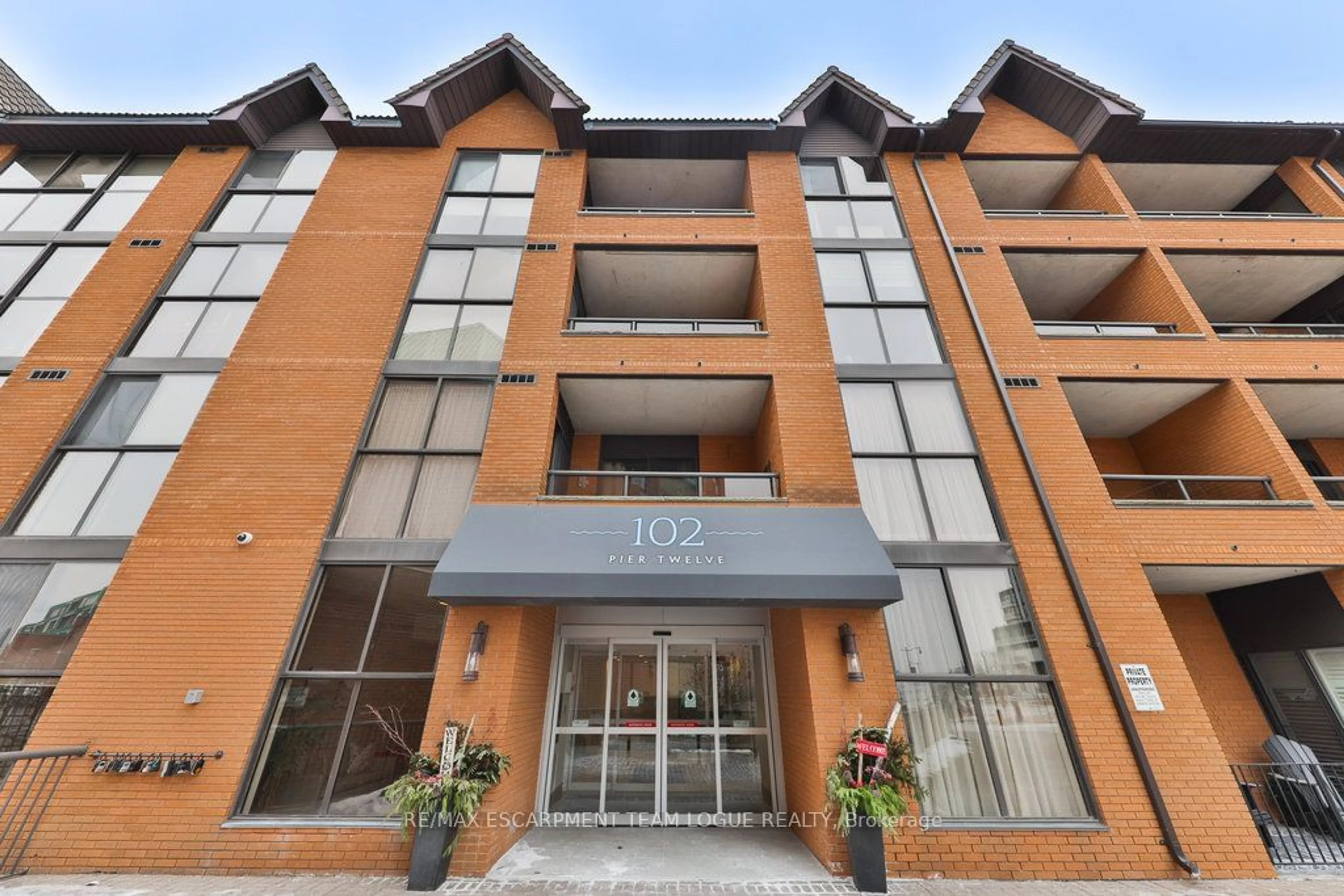 Indoor foyer for 102 Bronte Rd #315, Oakville Ontario L6L 6J5