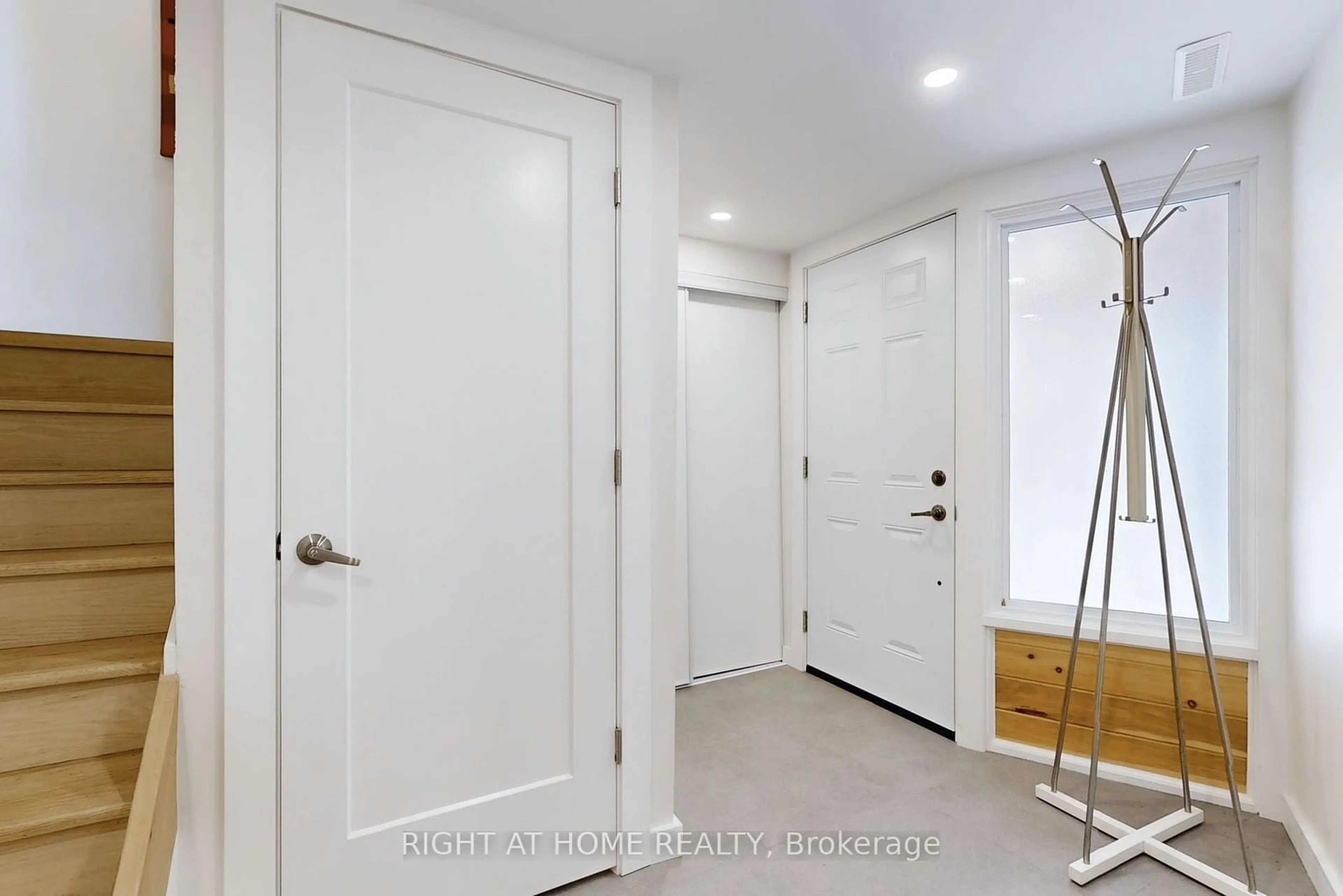 Indoor entryway for 400 Bloor St #6, Mississauga Ontario L5A 3M8