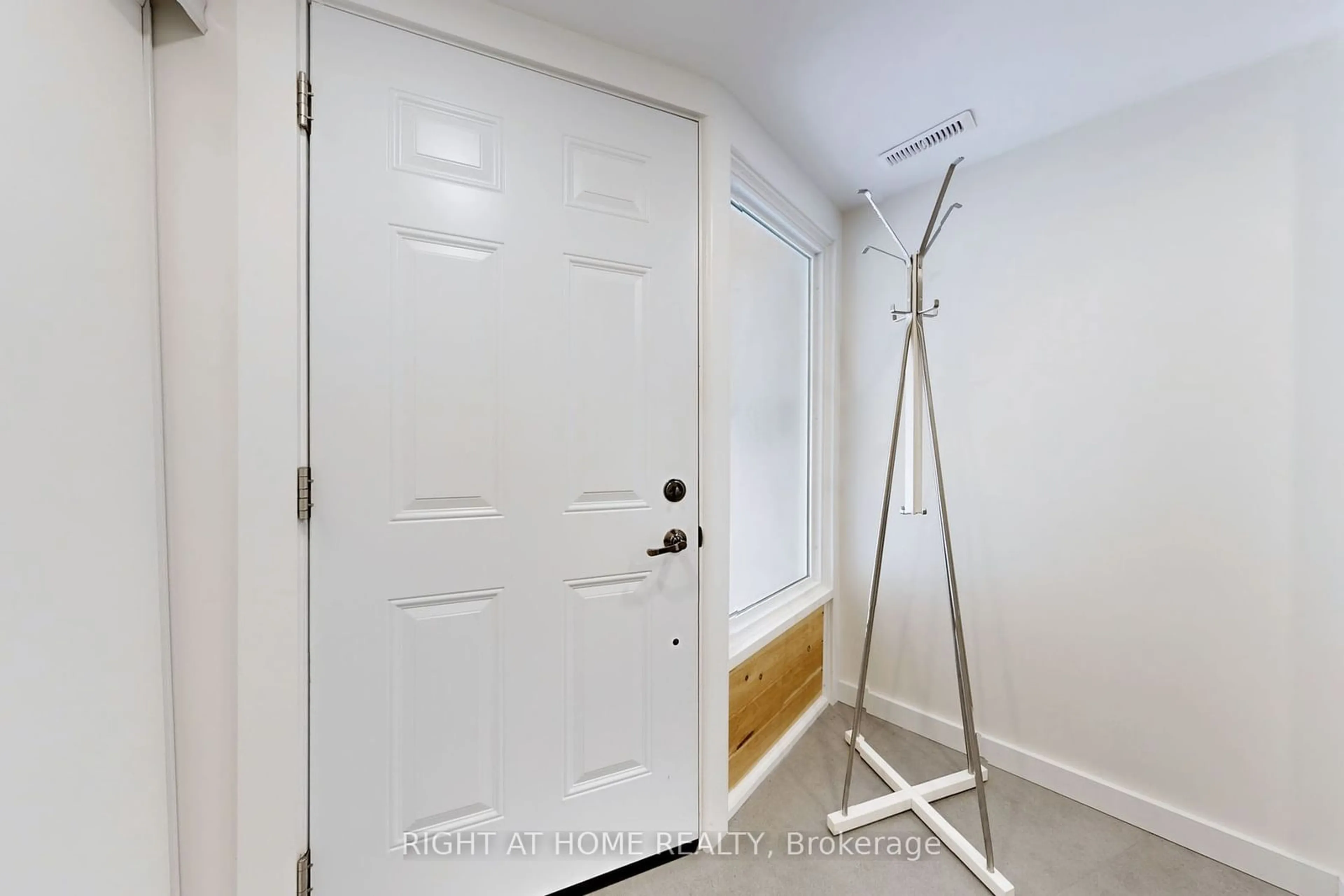 Indoor entryway for 400 Bloor St #6, Mississauga Ontario L5A 3M8