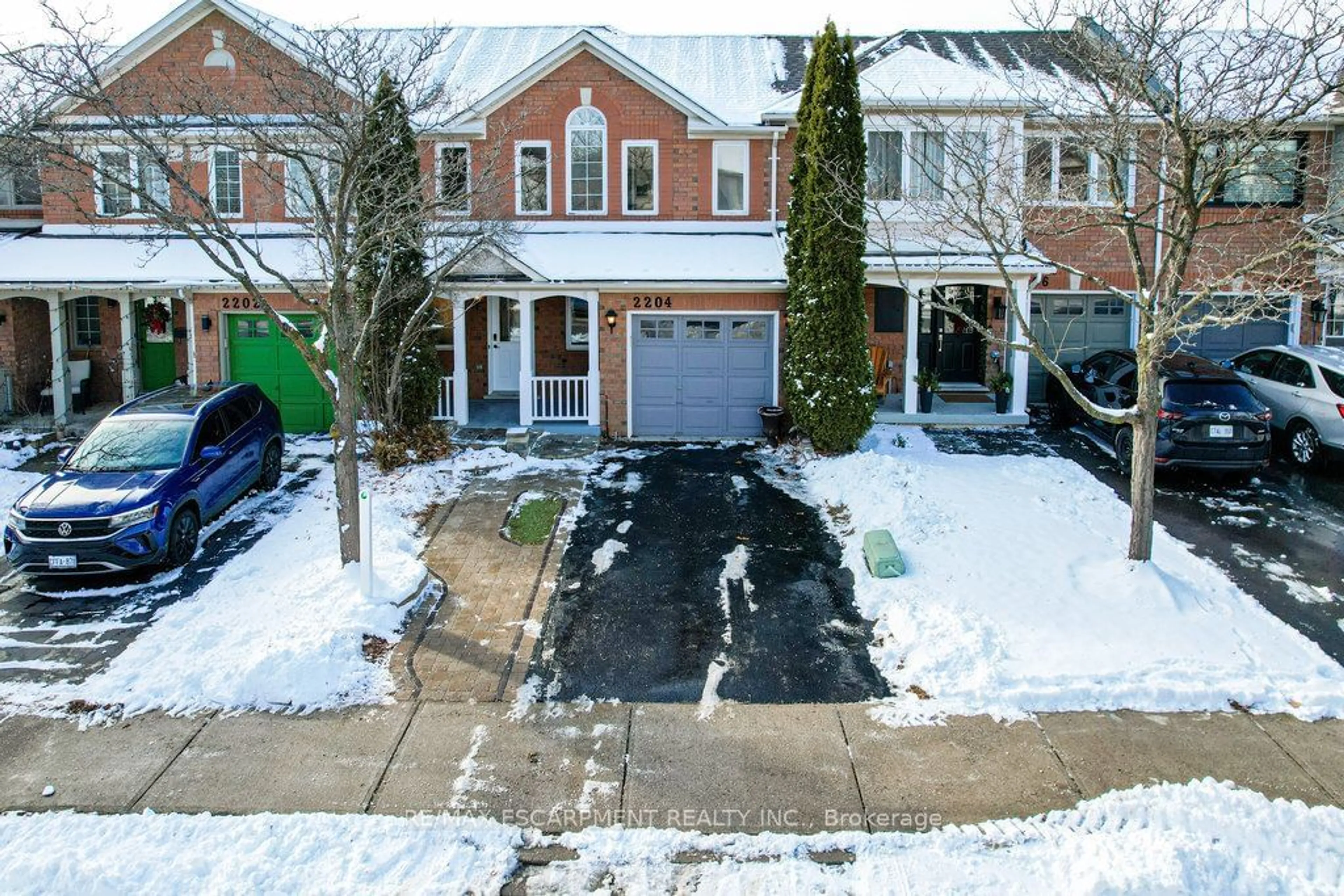 A pic from outside/outdoor area/front of a property/back of a property/a pic from drone, street for 2204 Shadetree Ave, Burlington Ontario L7L 6L2