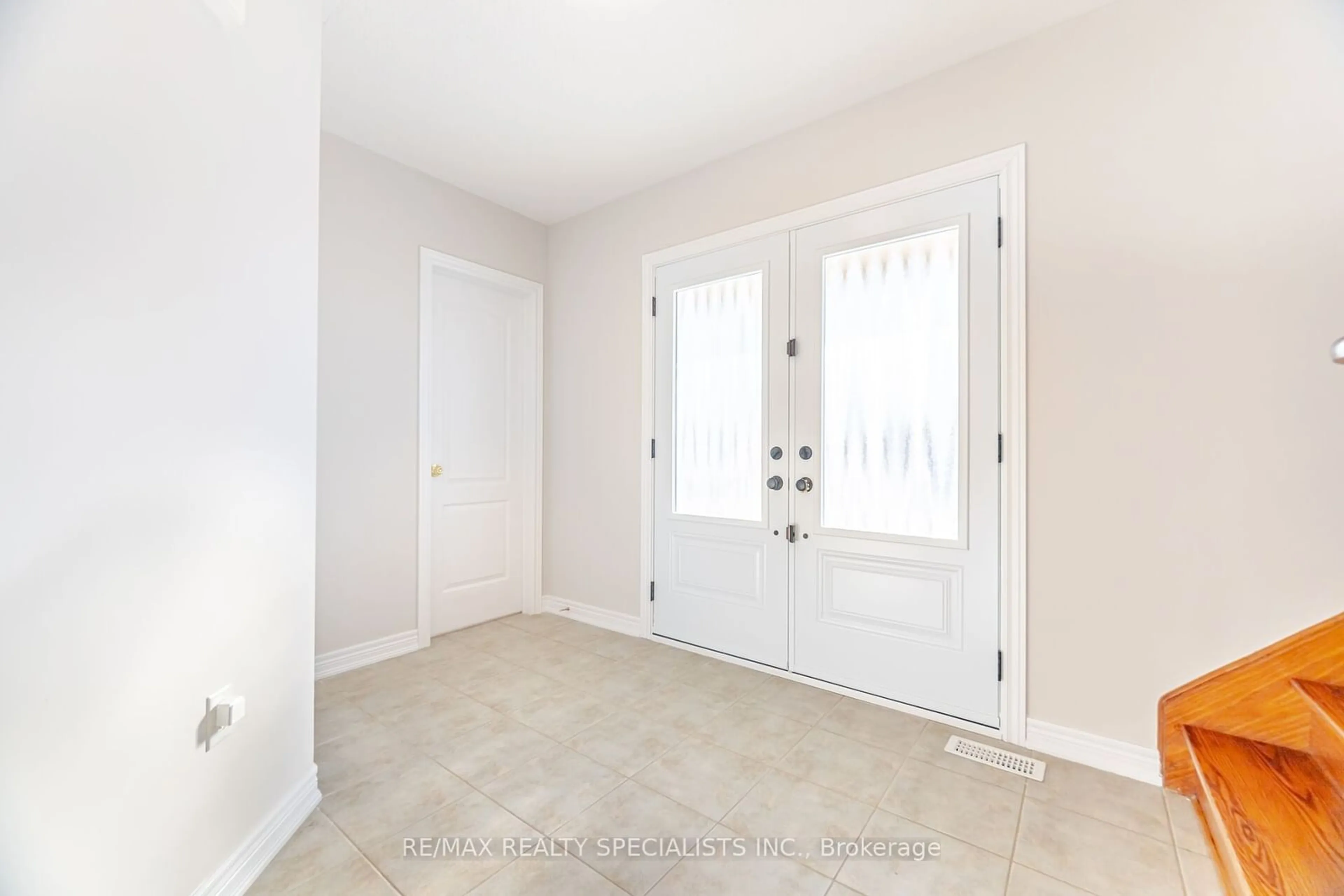 Indoor entryway for 615 Garden Walk, Mississauga Ontario L5W 1V9