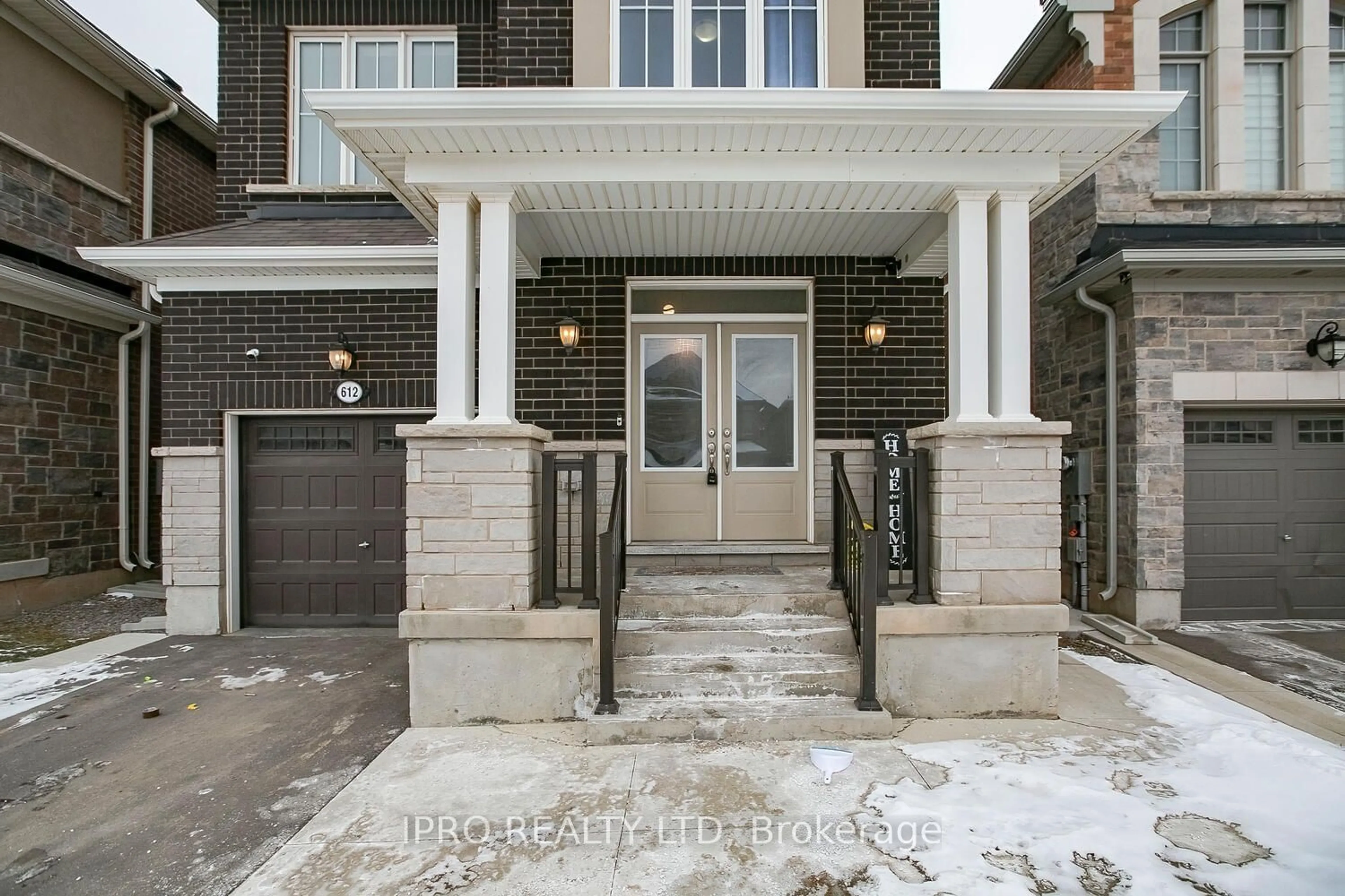 Indoor entryway for 612 Kennedy Circ, Milton Ontario L9E 1R4