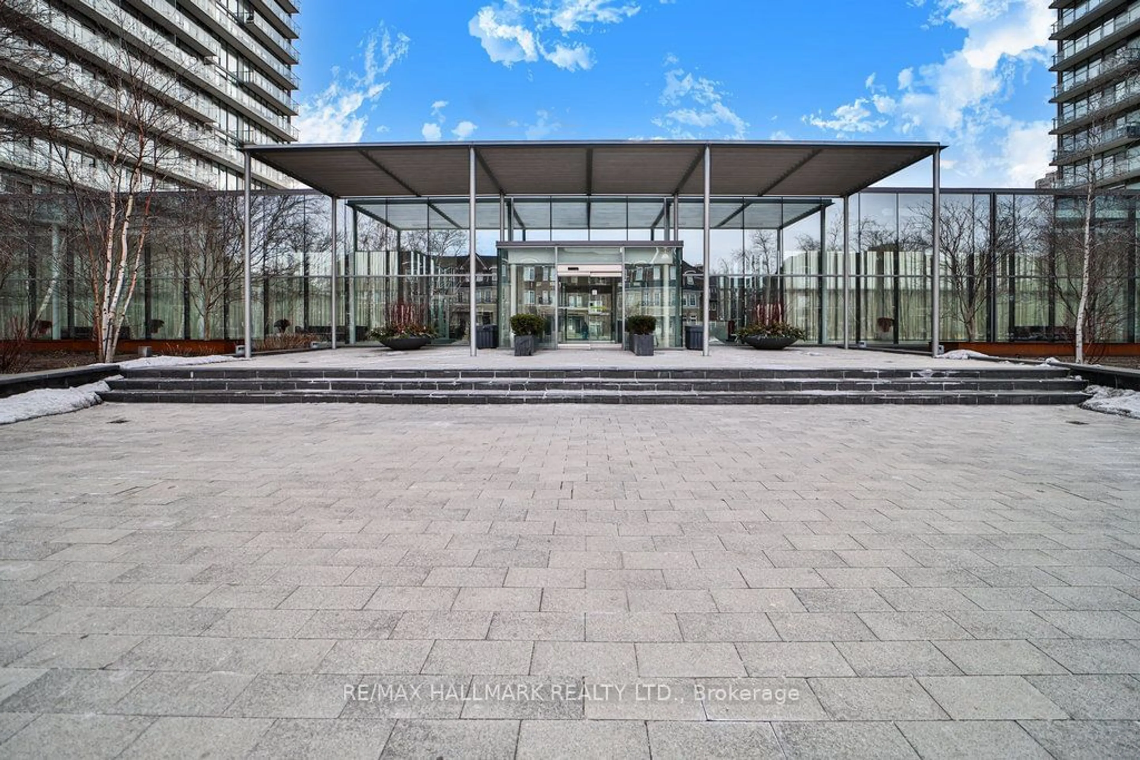 Indoor foyer for 103 The Queensway Ave #413, Toronto Ontario M6S 5B3