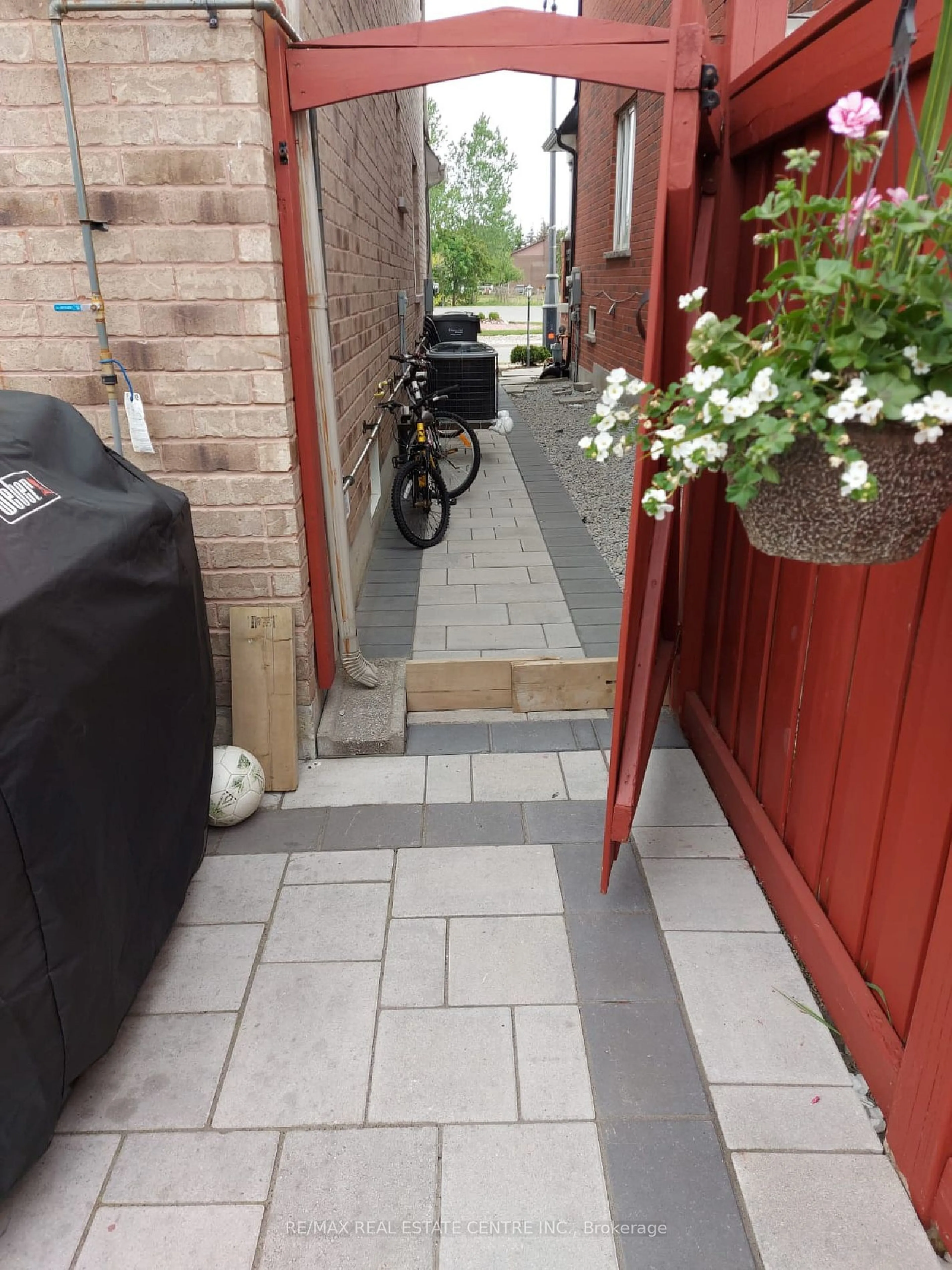 Patio, street for 19 Peachill Crt, Brampton Ontario L6P 3E6