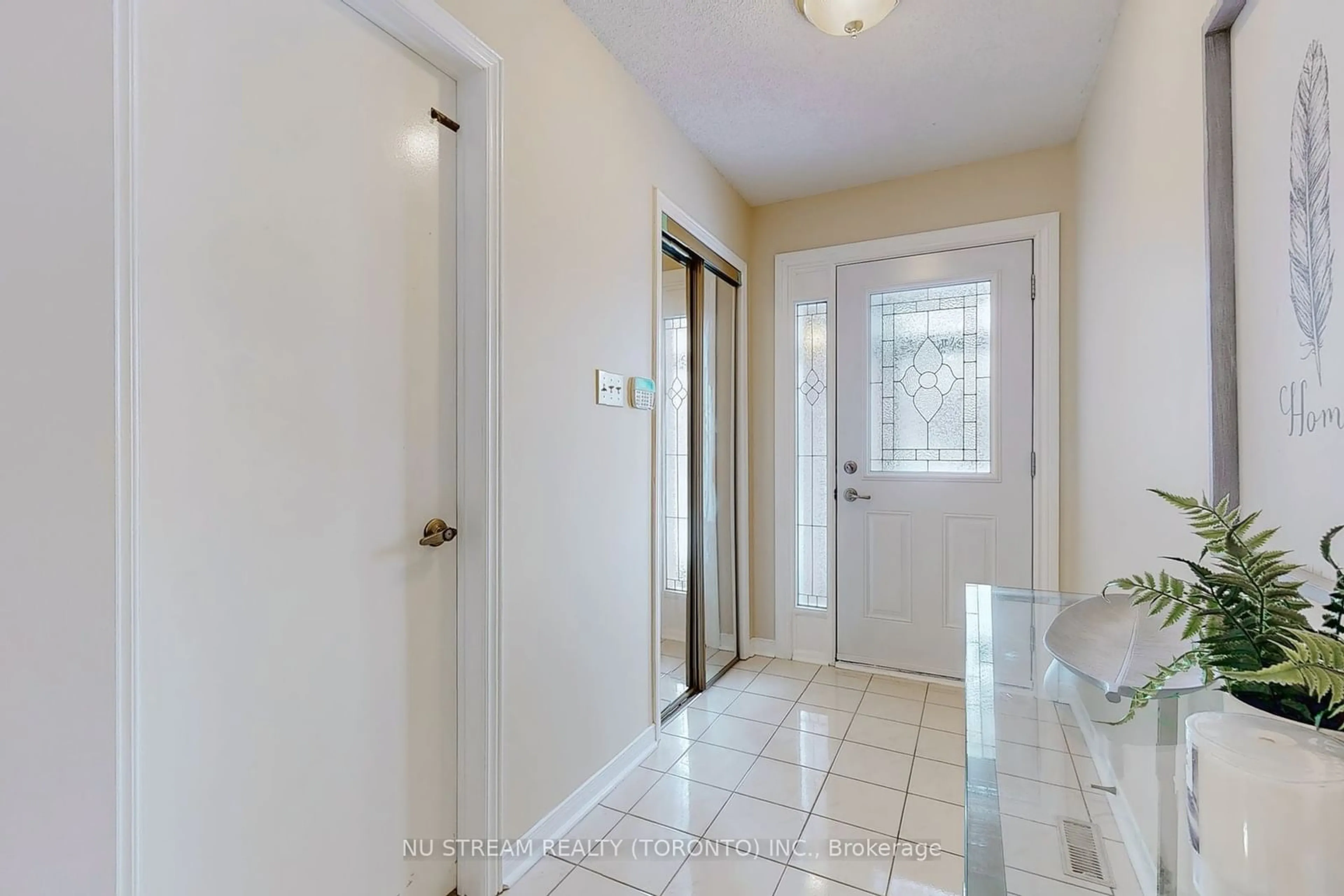 Indoor entryway for 1153 Sherwood Mills Blvd, Mississauga Ontario L5V 1S8