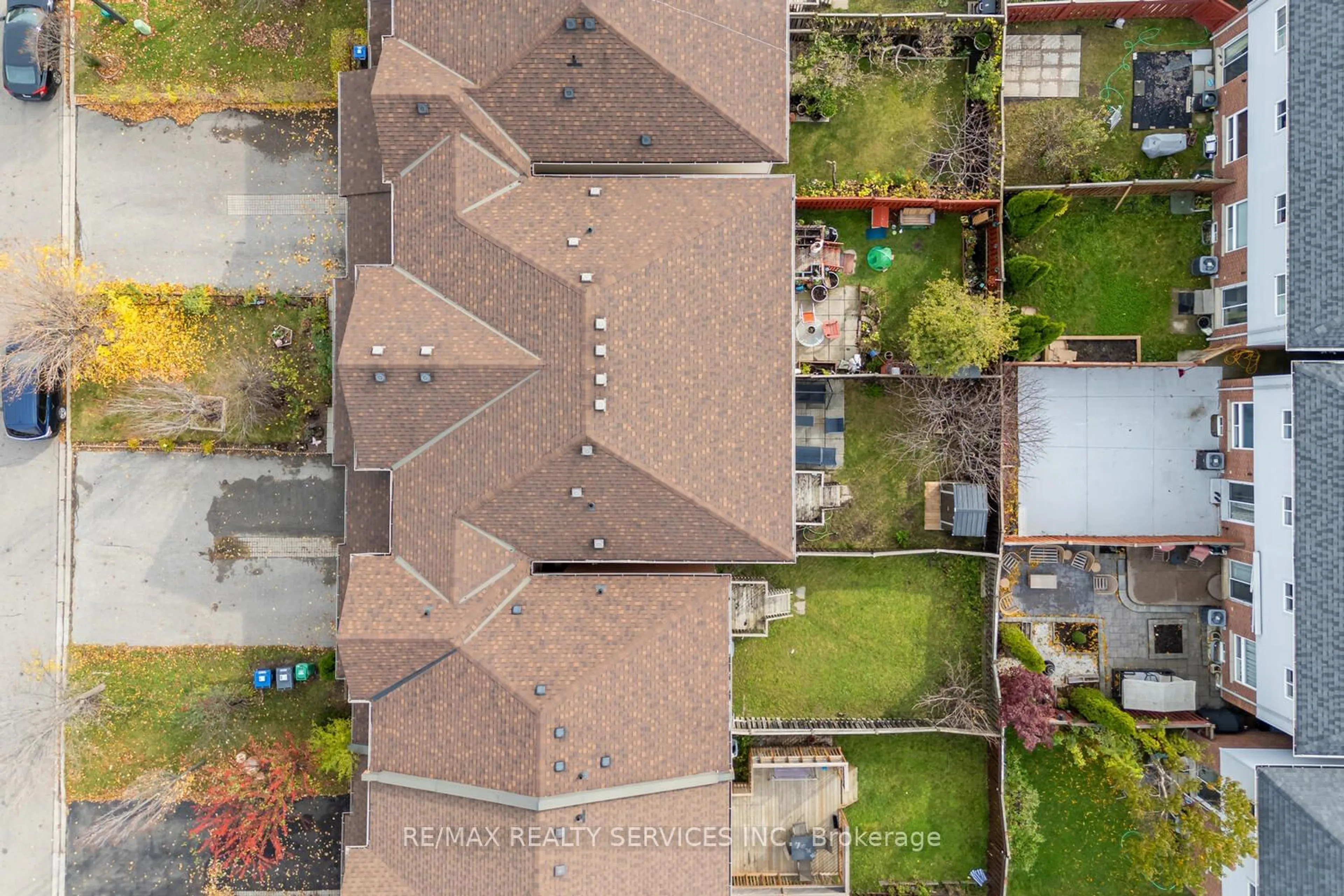 A pic from outside/outdoor area/front of a property/back of a property/a pic from drone, street for 6104 ROWERS Cres, Mississauga Ontario L5V 3A2