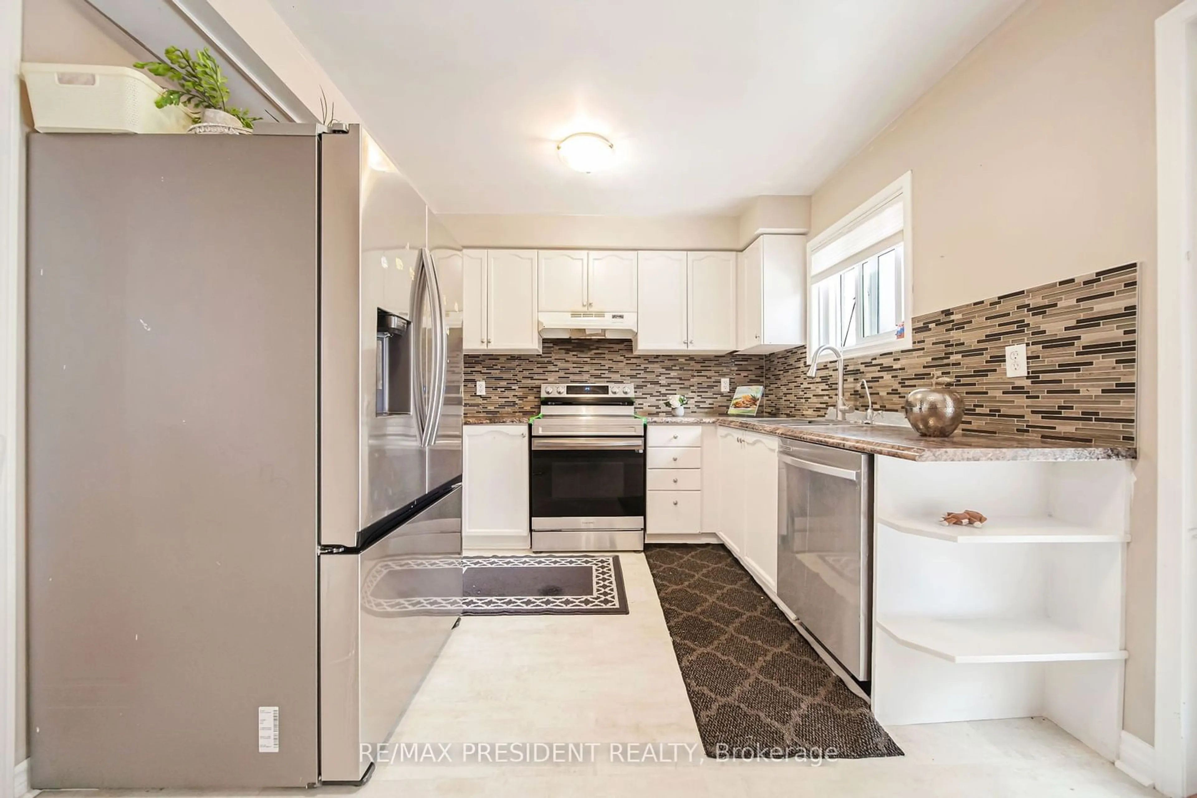 Open concept kitchen, ceramic/tile floor for 85 Springview Dr, Brampton Ontario L6X 4L1