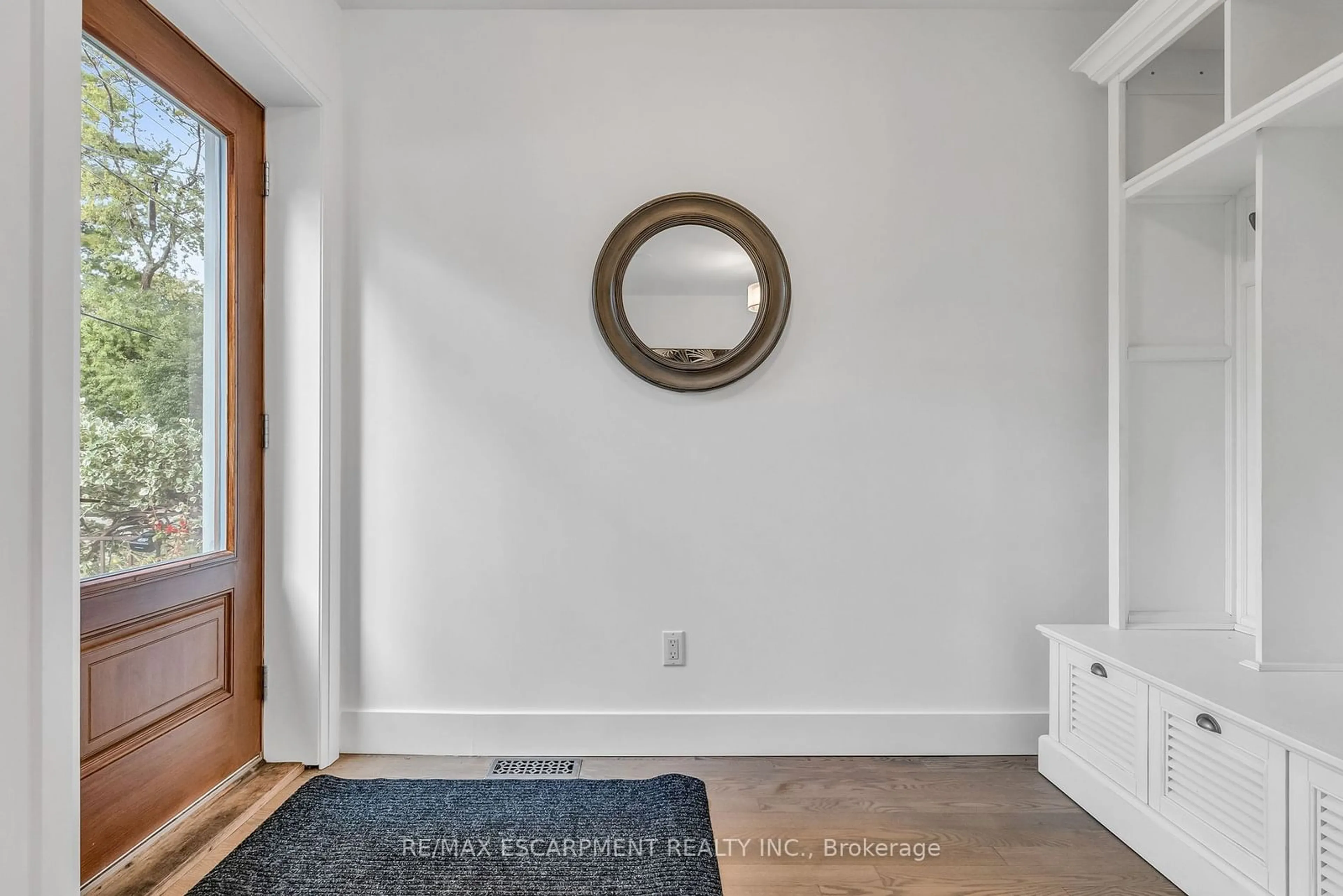 Indoor entryway for 365 Delaware Ave, Burlington Ontario L7R 3B4