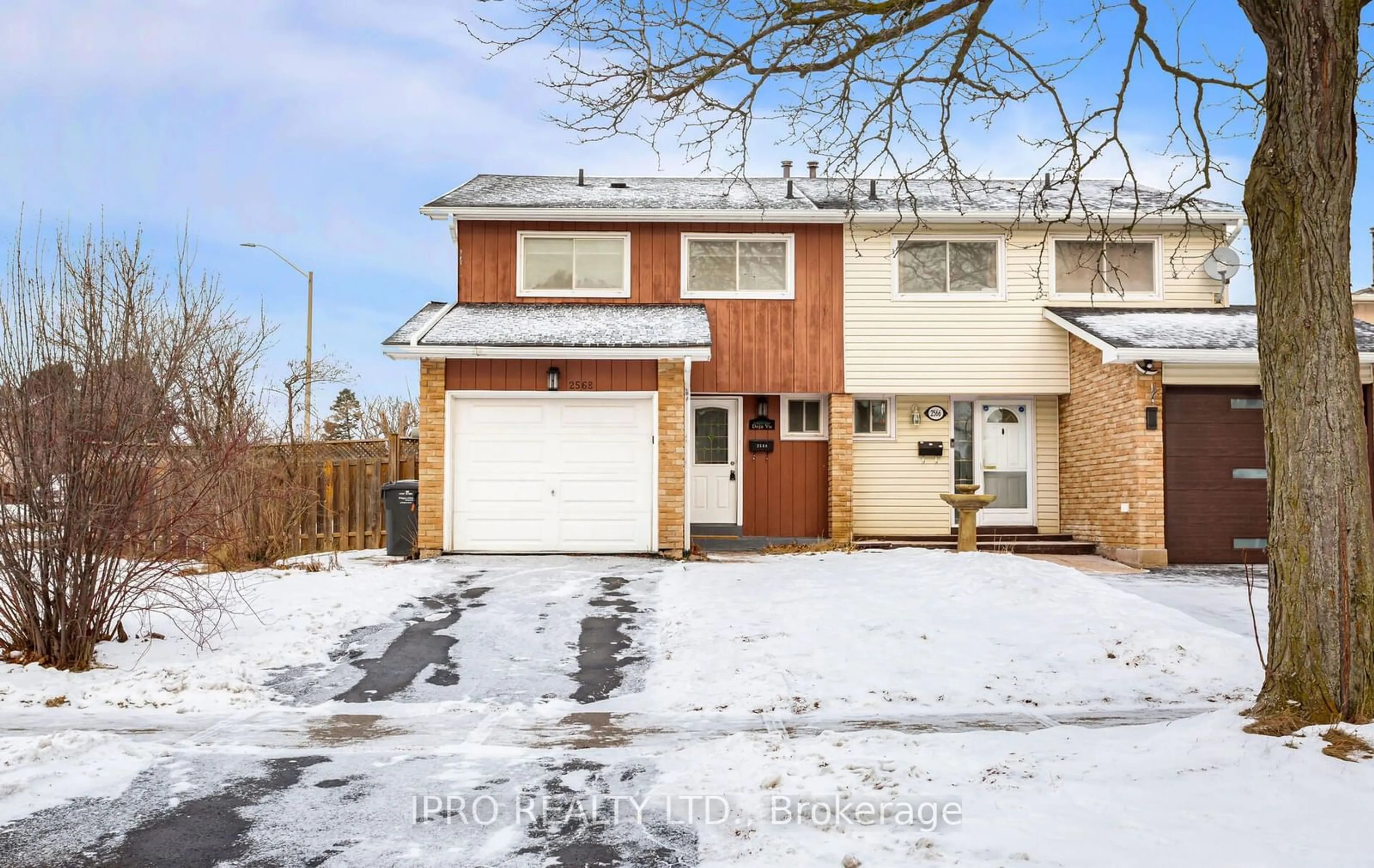 A pic from outside/outdoor area/front of a property/back of a property/a pic from drone, street for 2568 Cobbinshaw Circ, Mississauga Ontario L5N 2G3