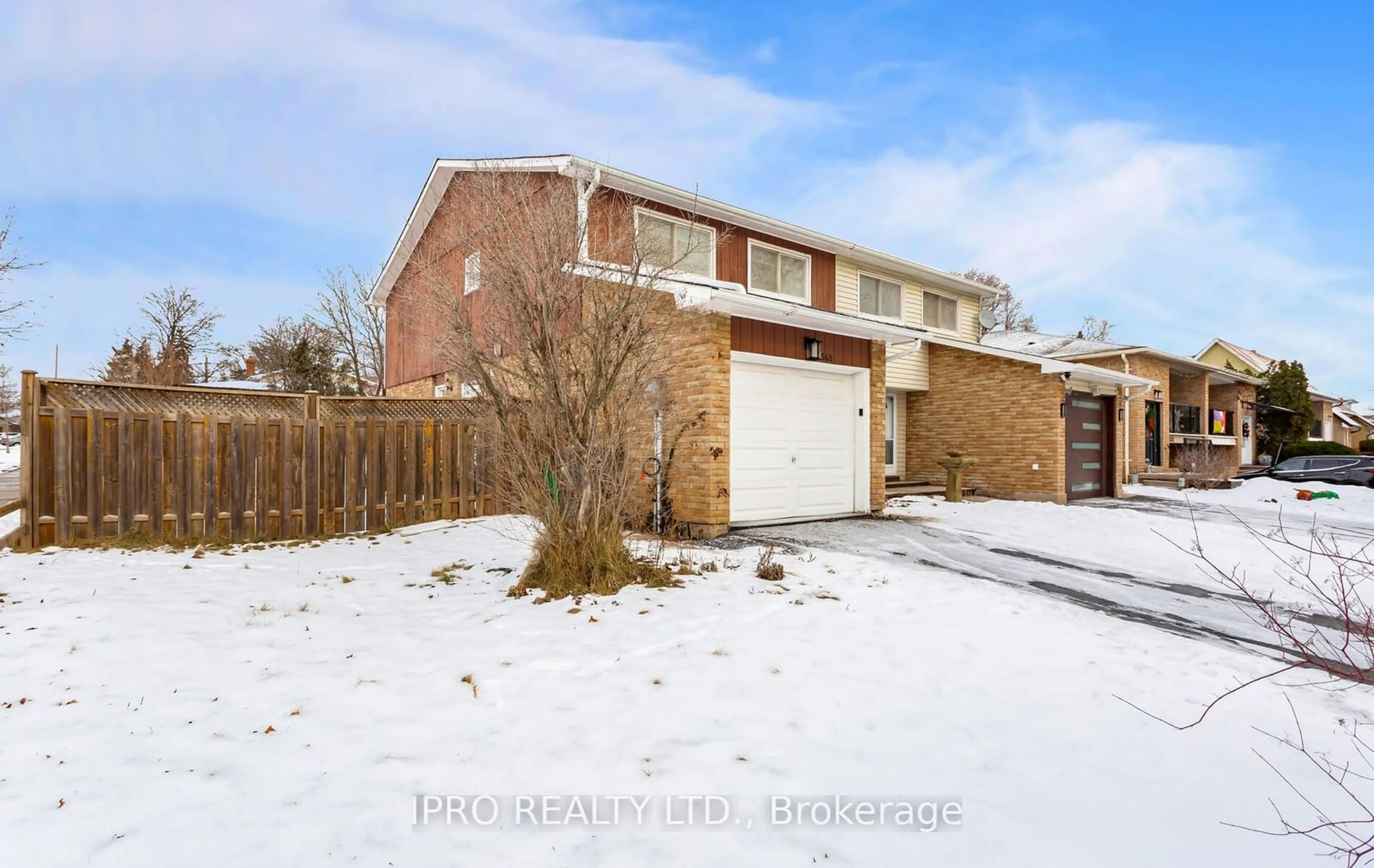 A pic from outside/outdoor area/front of a property/back of a property/a pic from drone, street for 2568 Cobbinshaw Circ, Mississauga Ontario L5N 2G3