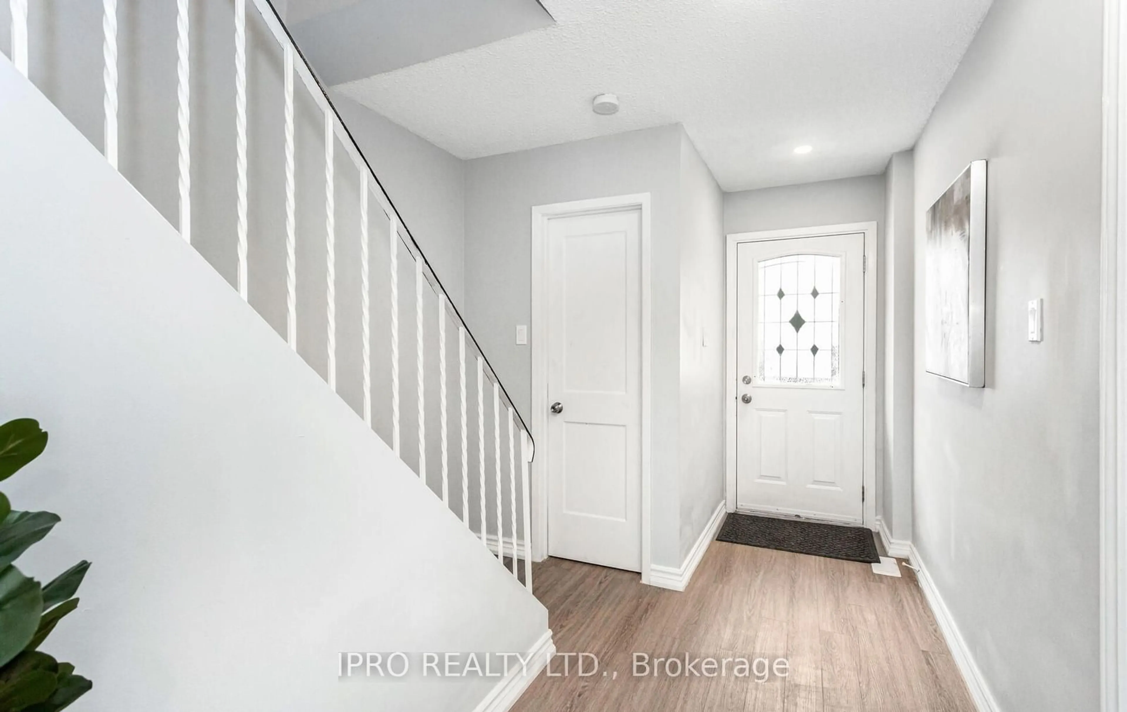 Indoor entryway for 2568 Cobbinshaw Circ, Mississauga Ontario L5N 2G3