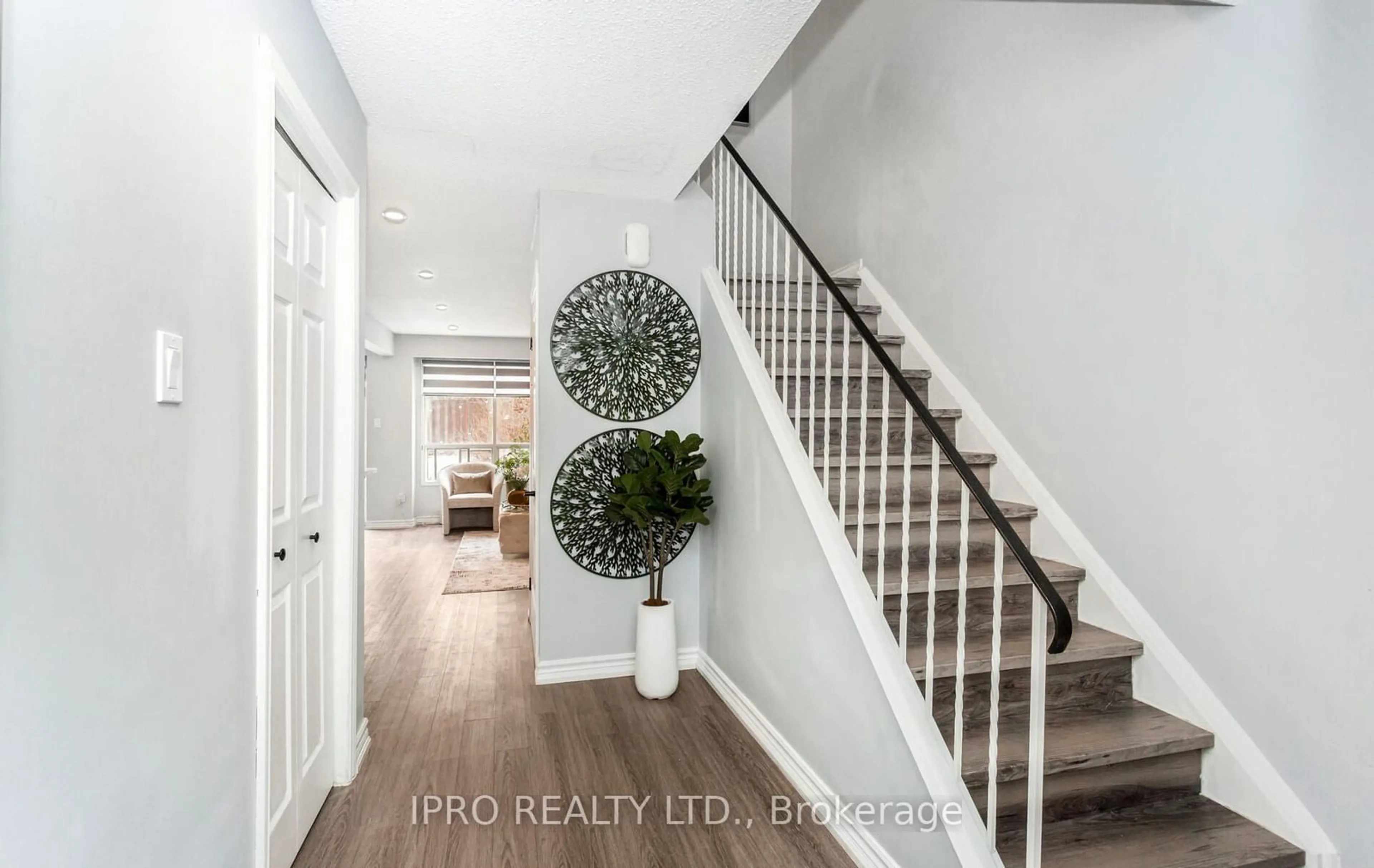 Indoor entryway for 2568 Cobbinshaw Circ, Mississauga Ontario L5N 2G3