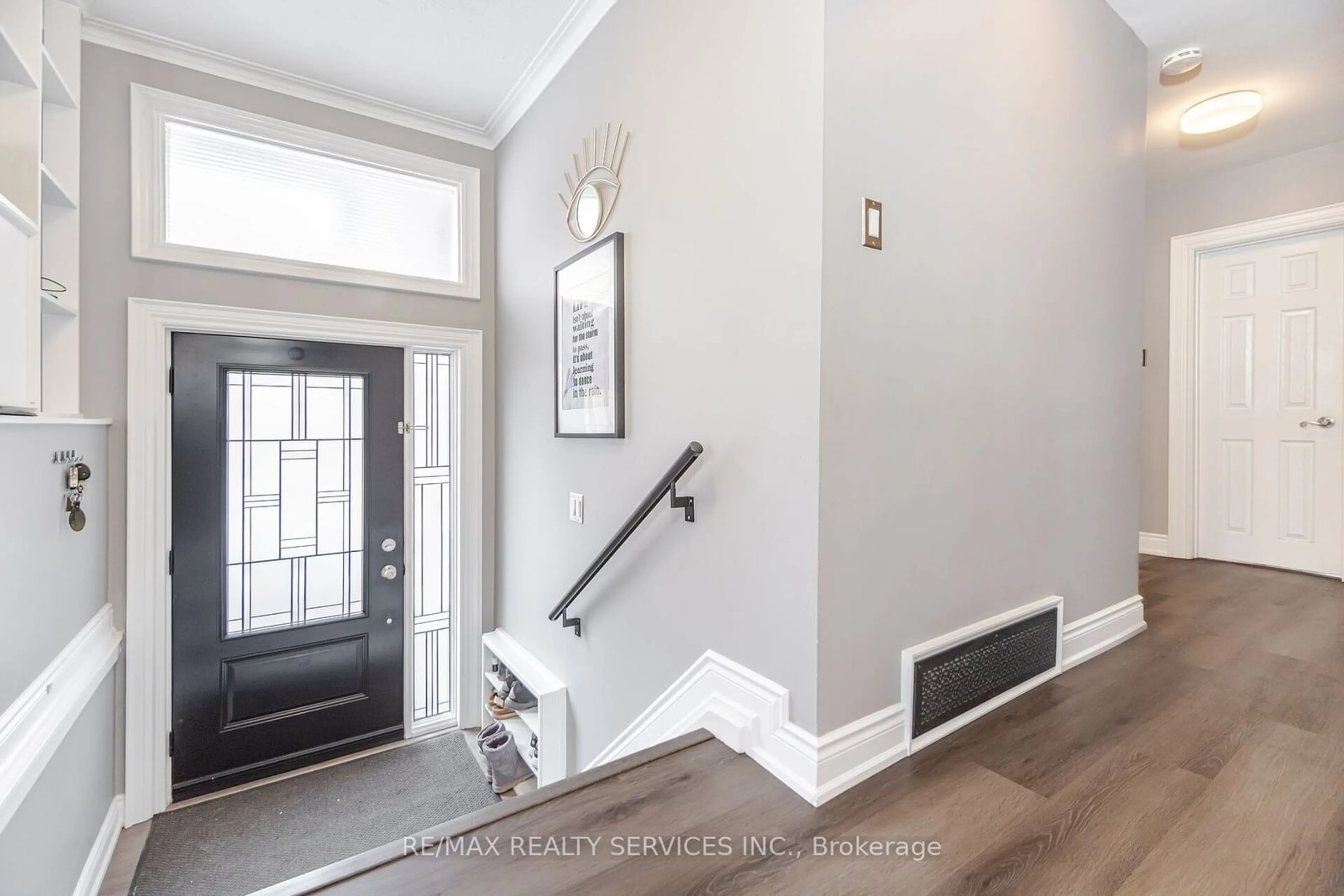 Indoor entryway for 64 Kimbark Dr, Brampton Ontario L6X 2A4