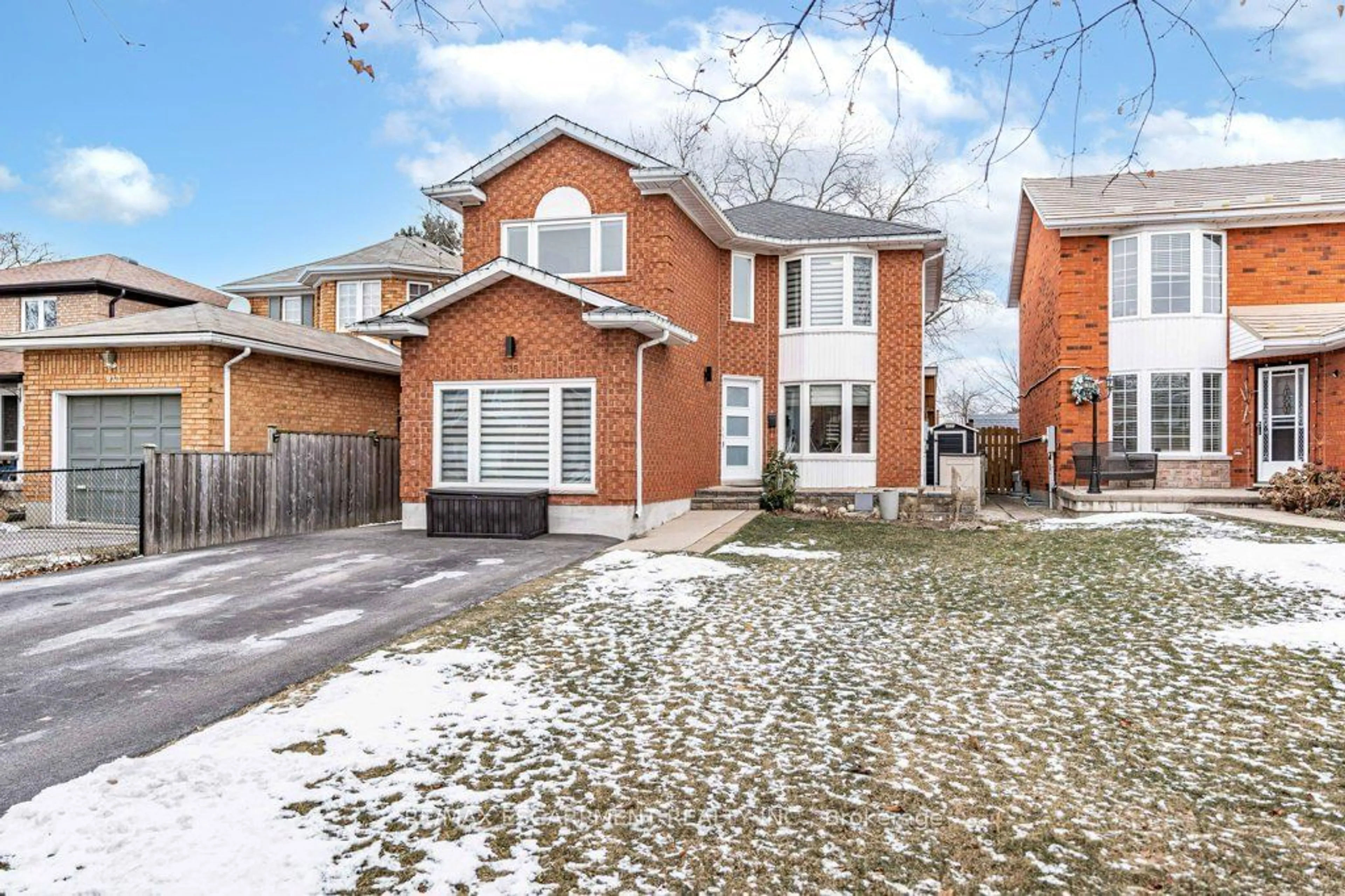 Home with brick exterior material, street for 935 Glendale Crt, Burlington Ontario L7R 4Z3