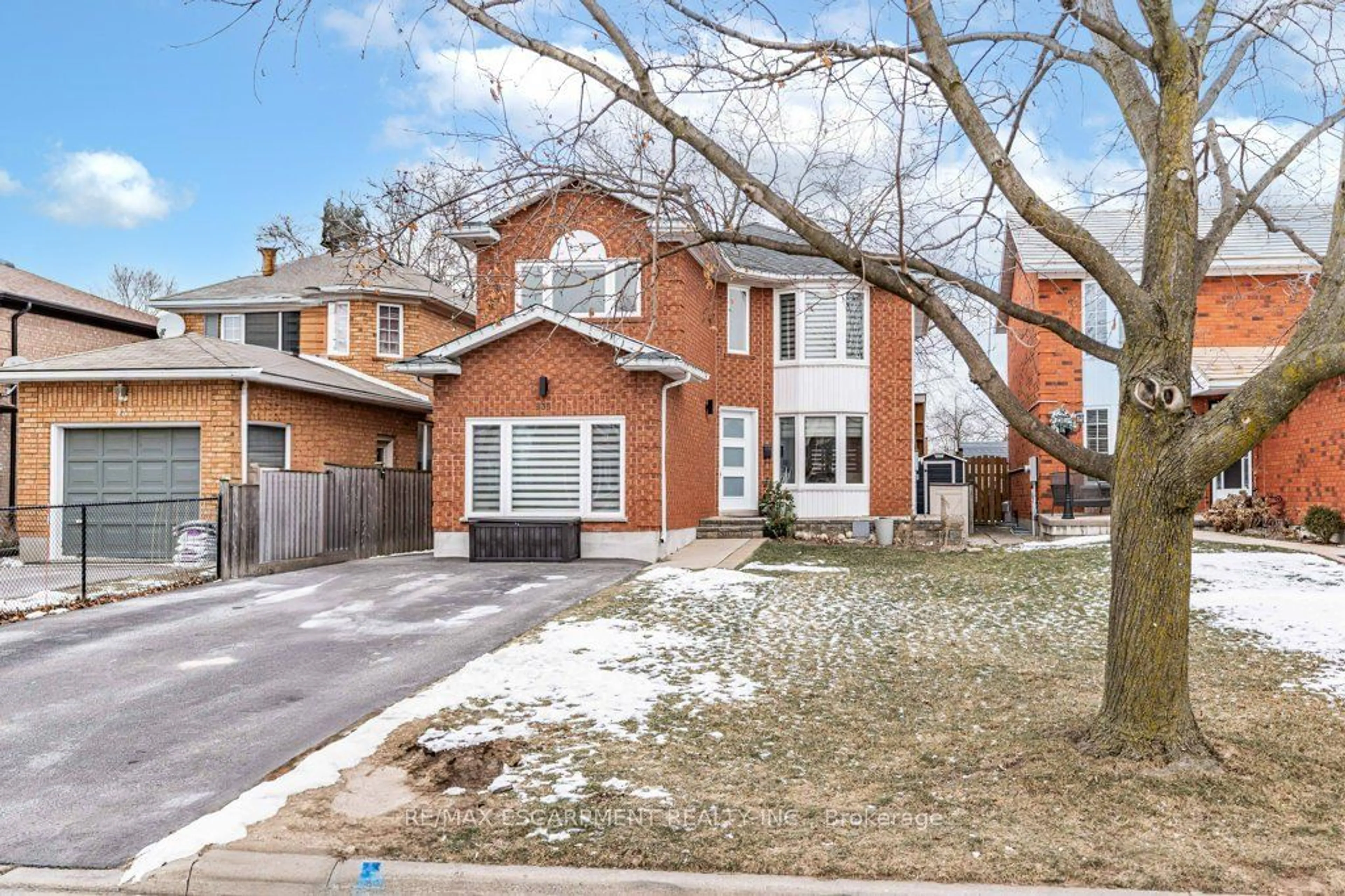 Home with brick exterior material, street for 935 Glendale Crt, Burlington Ontario L7R 4Z3