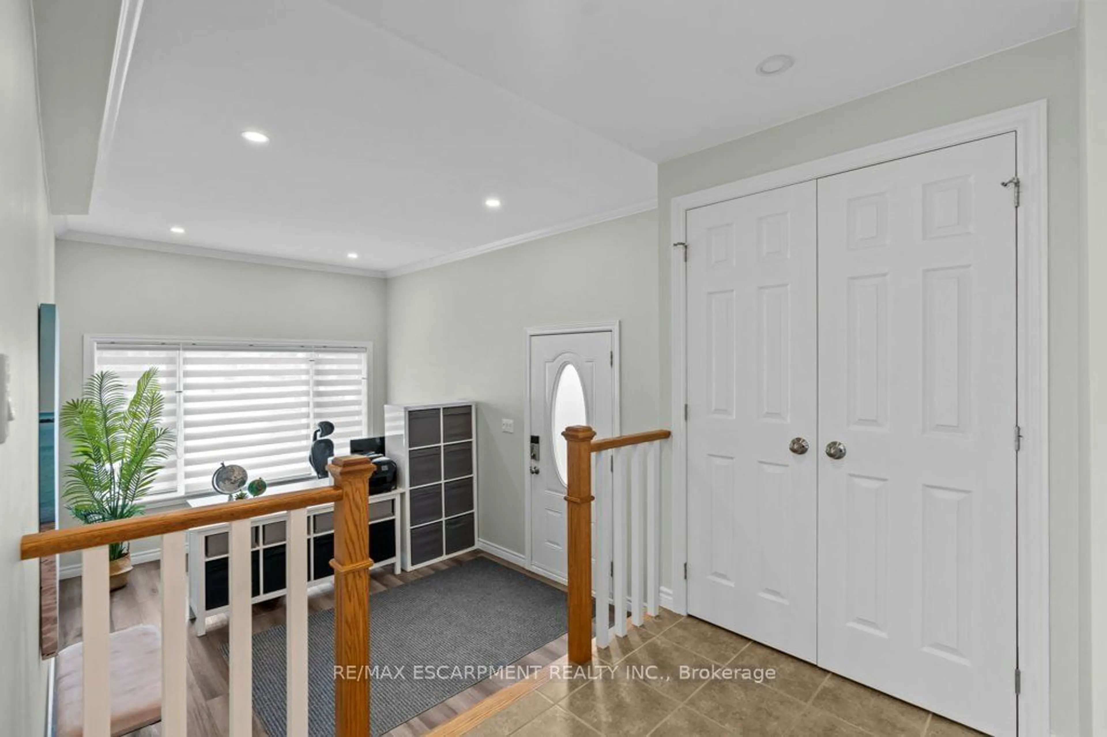 Indoor entryway for 935 Glendale Crt, Burlington Ontario L7R 4Z3