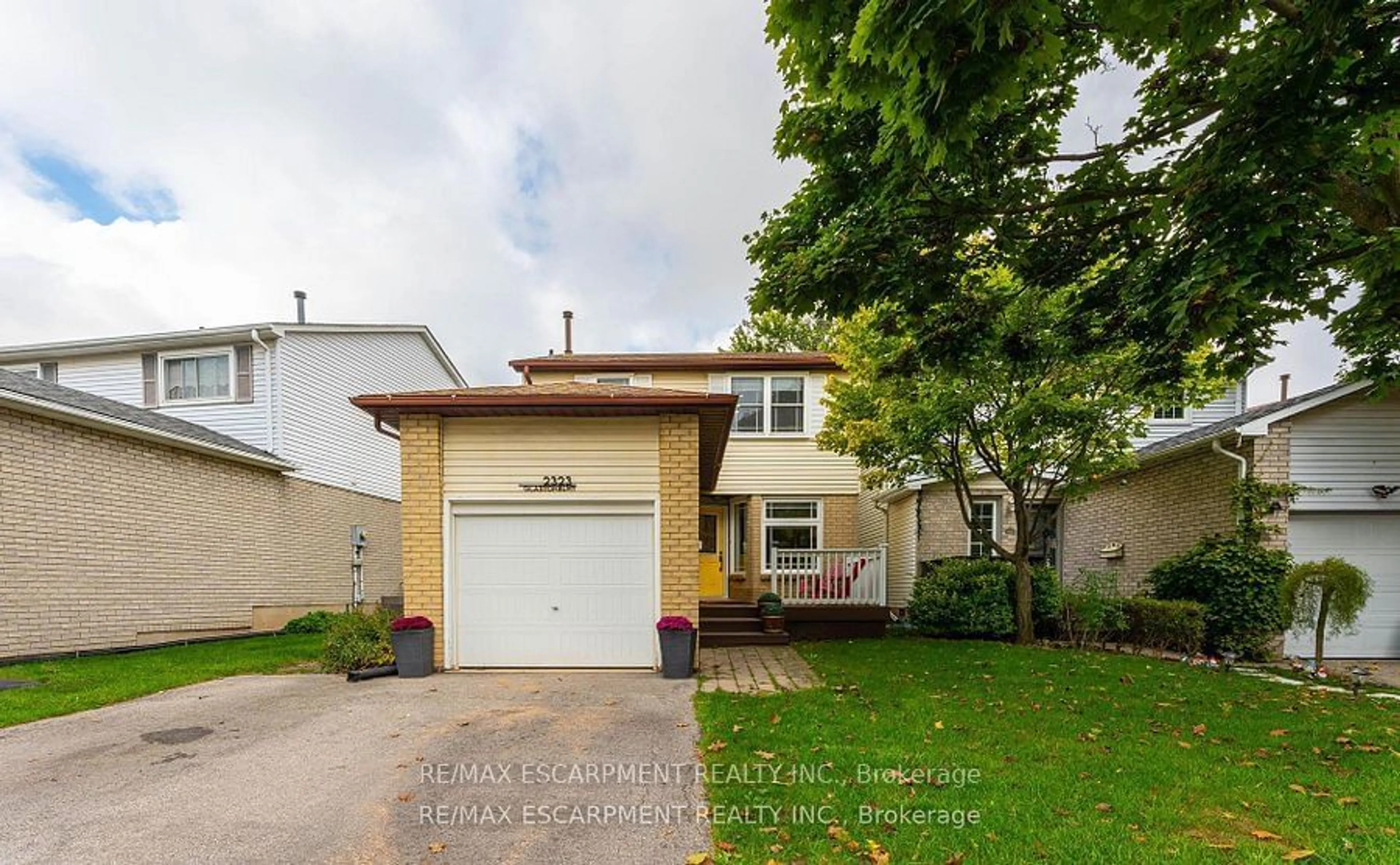 Home with vinyl exterior material, street for 2323 Glastonbury Rd, Burlington Ontario L7P 4L7