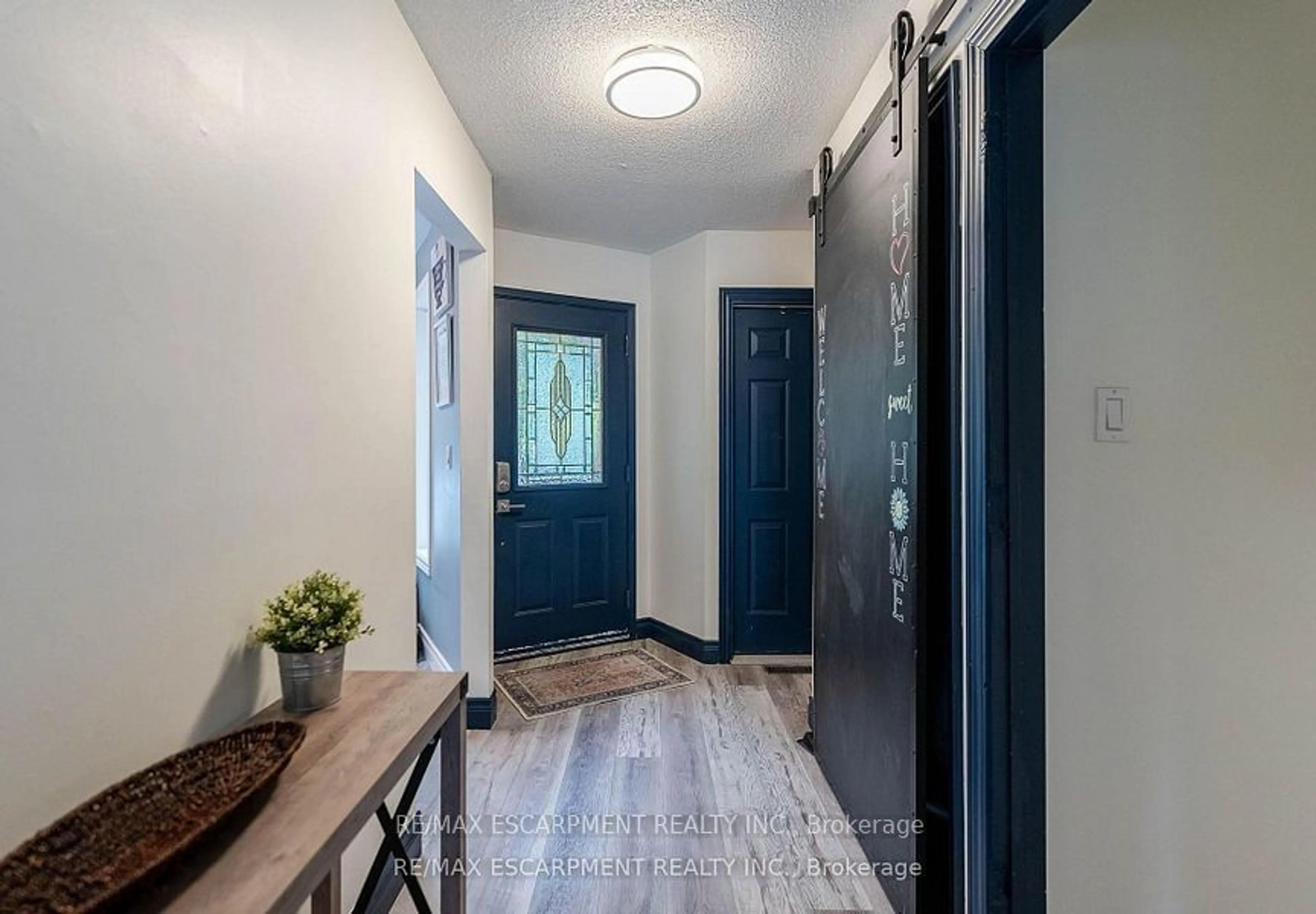 Indoor entryway for 2323 Glastonbury Rd, Burlington Ontario L7P 4L7