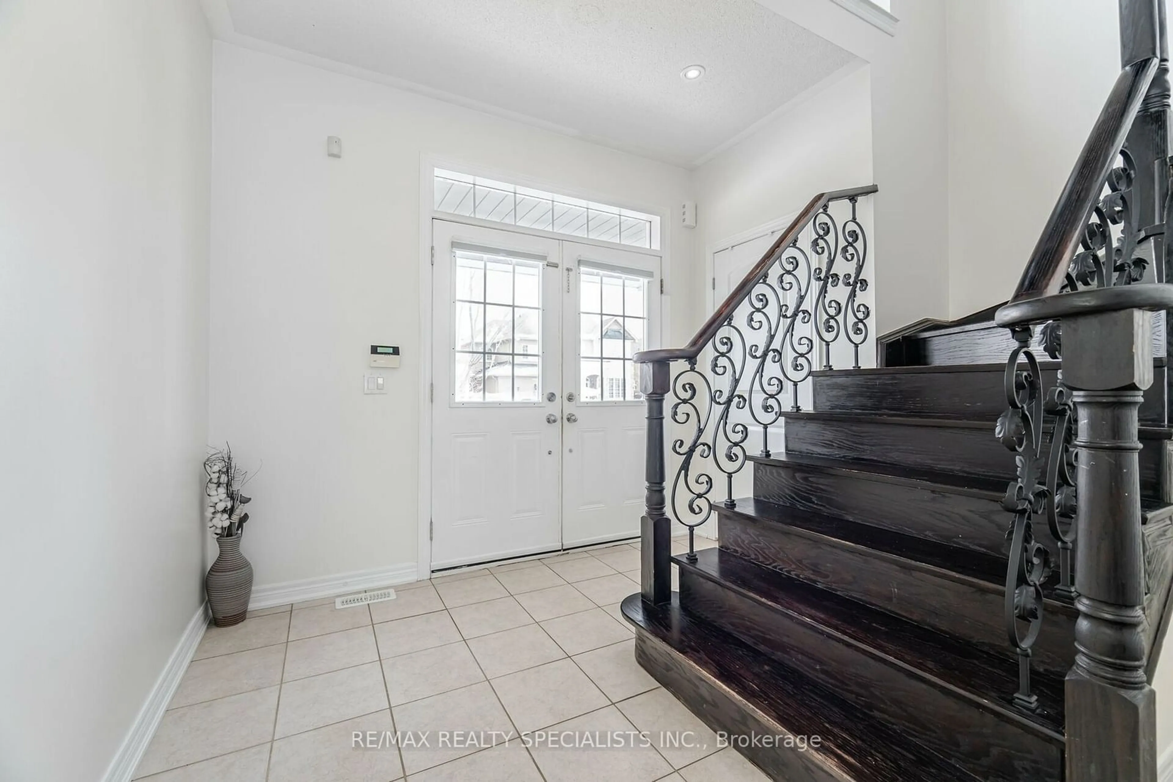 Indoor entryway for 35 Quailvalley Dr, Brampton Ontario L6R 0N4