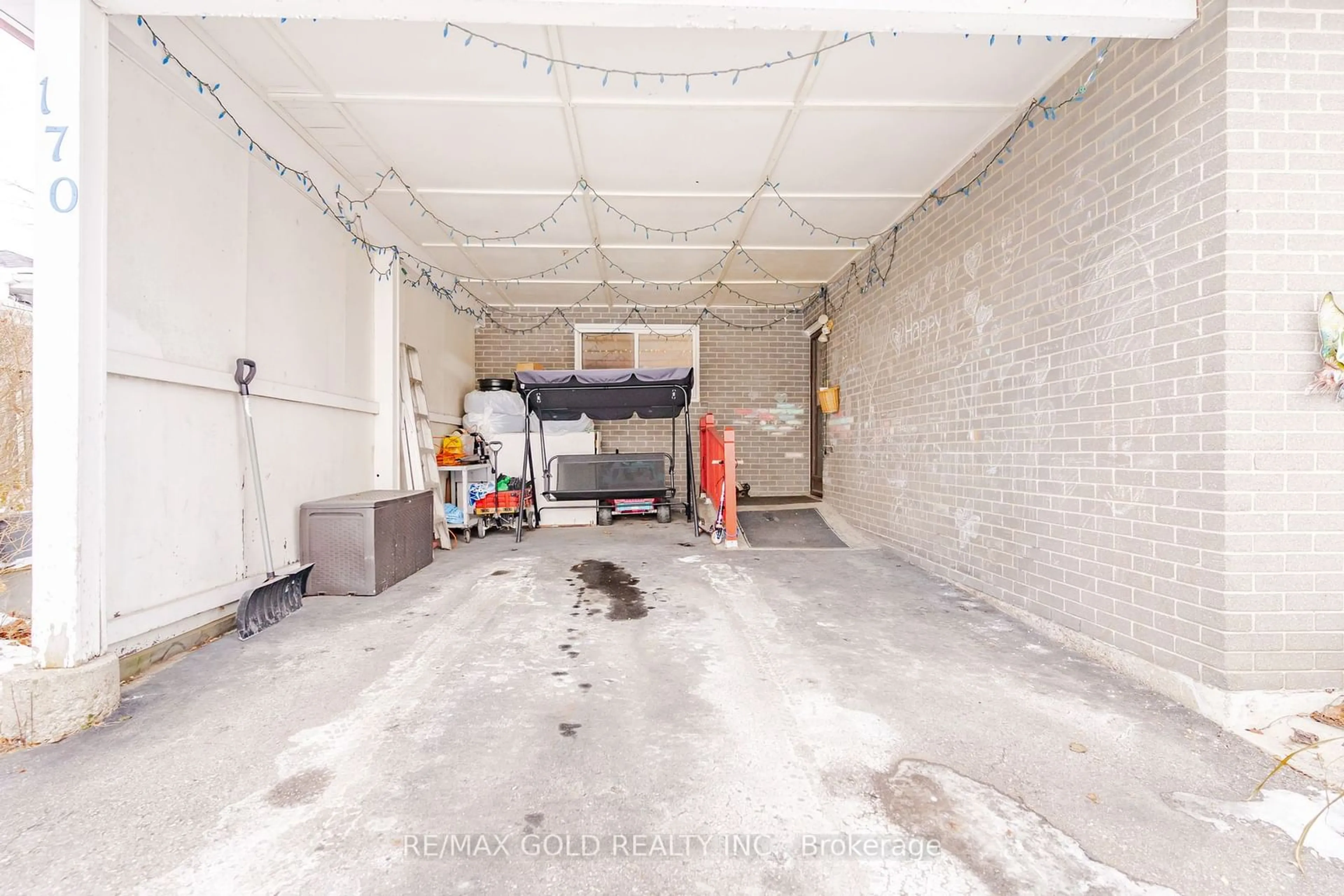 Indoor garage for 170 Earnscliffe Circ, Brampton Ontario L6T 2B7